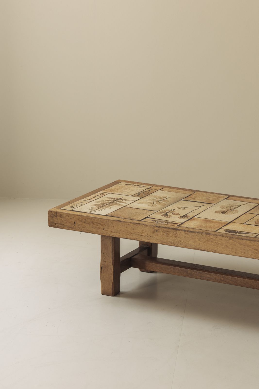 Salontafel van eiken en keramische zandsteen tegels door Roger Capron, Frankrijk 1965 photo furniture