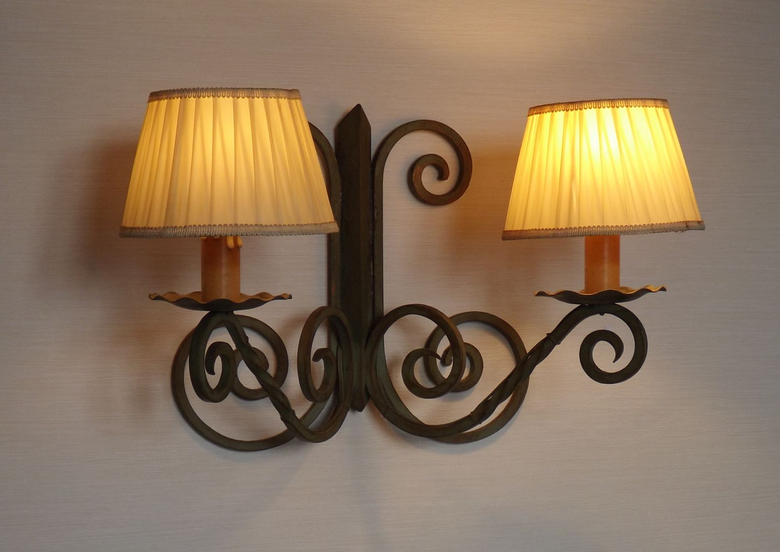 Applique murale double ancienne en fer forgé, style français, avec abat-jour photo Luminaires
