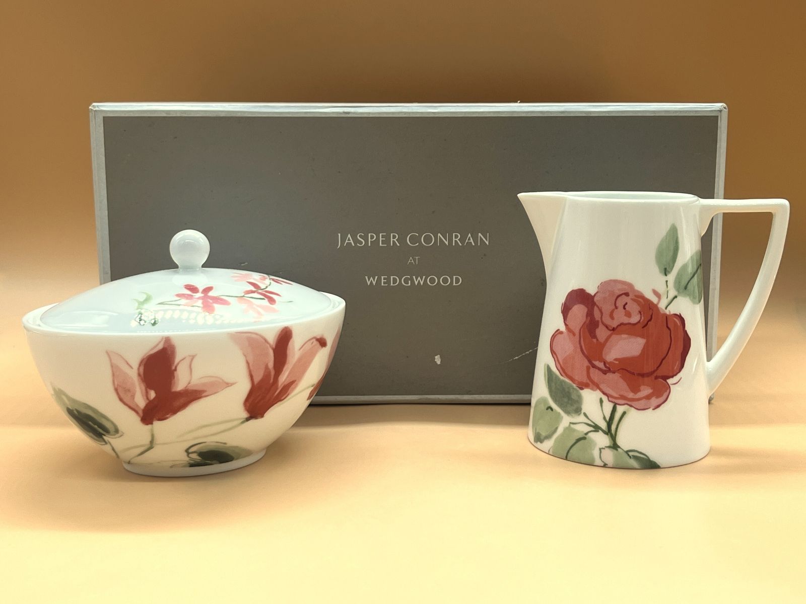 Jasper Conran voor Wedgwood China Floral Design roomkannetje en suikerpot met deksel. In doos.