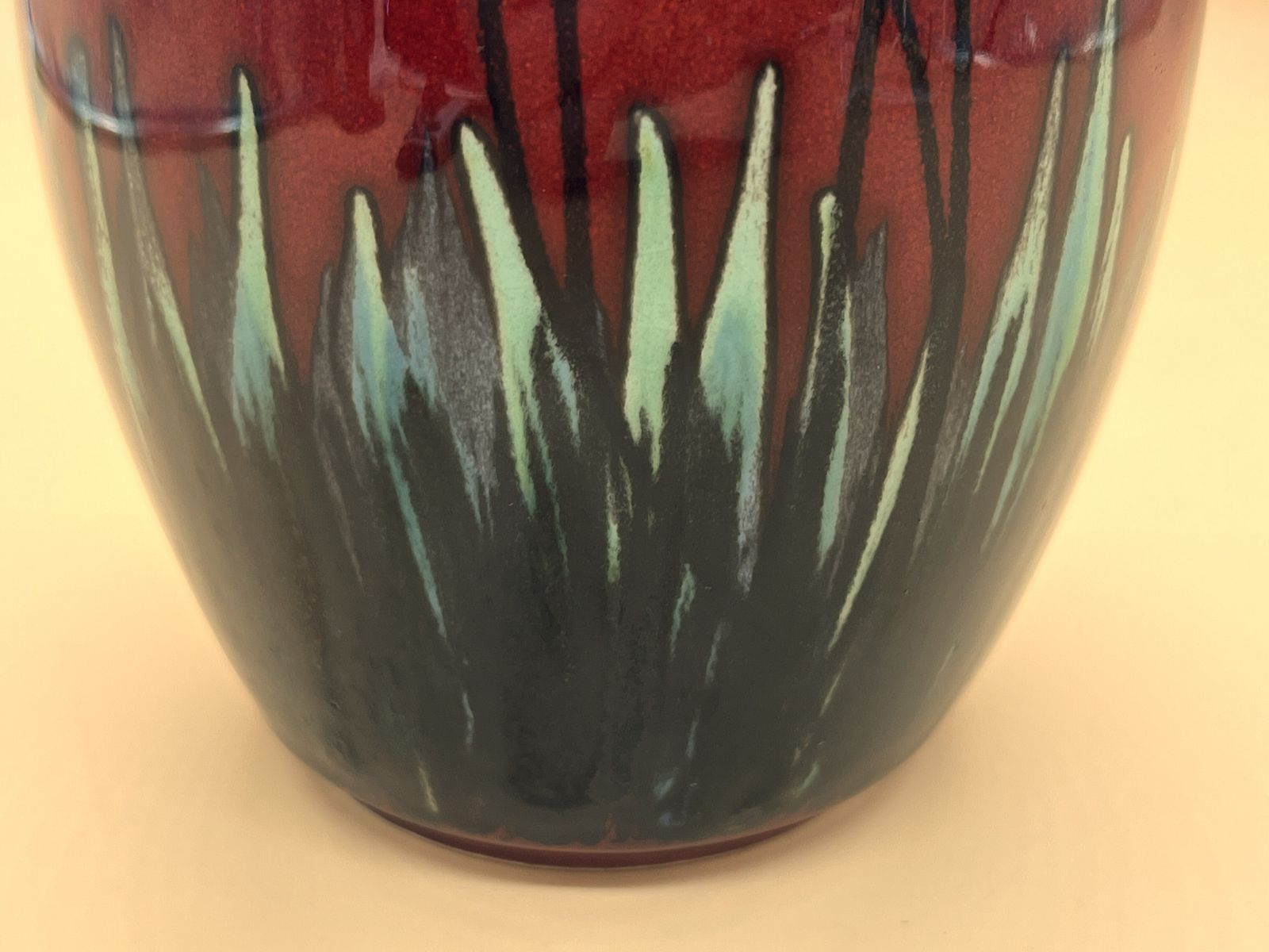 Poole Pottery vase met vlindermotief, ontwerp van Andrew Tanner, groot model met smalle hals in rode glazuur. 11". photo Woonaccessoires