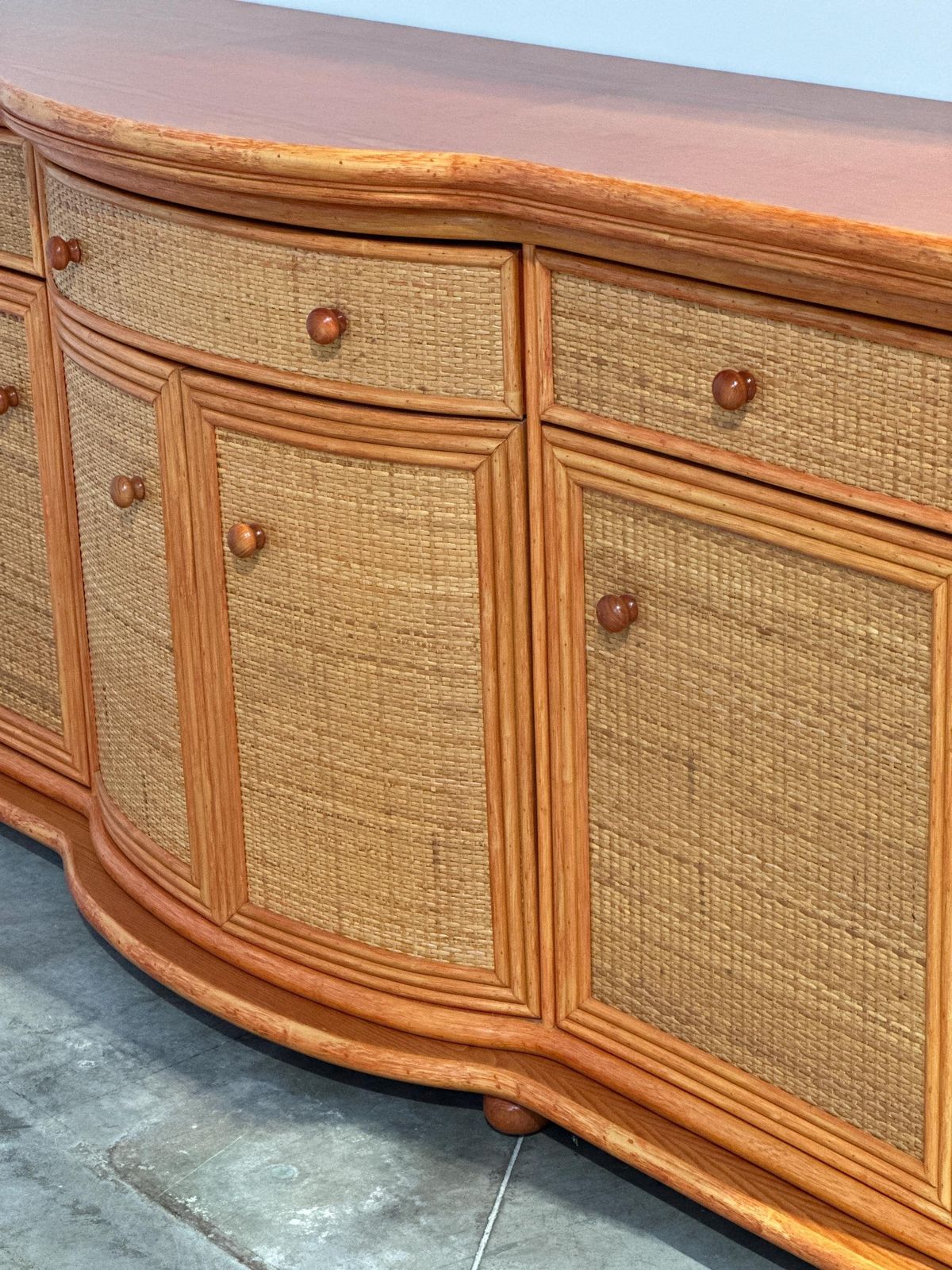 Vintage rotan en houten dressoir met oranje tint en gebogen front, jaren 1980 photo vintage