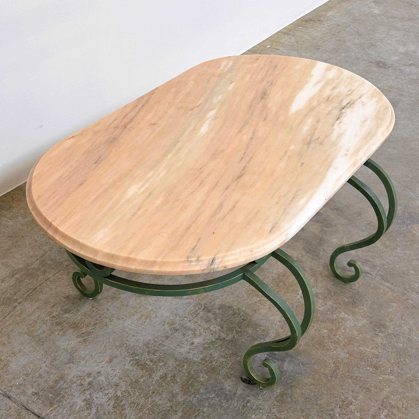 Vintage roze marmeren salontafel met groen smeedijzeren onderstel, jaren 1970 photo Meubels