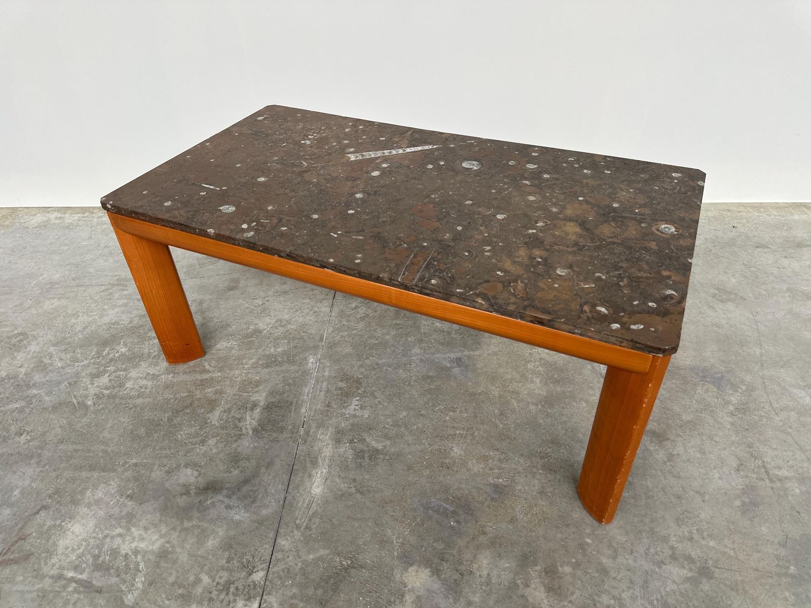 Modernistische salontafel ca. jaren 1970, fossielhoudend marmer met houten onderstel