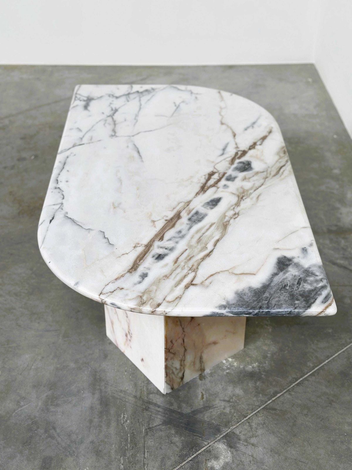 Grote Italiaanse postmoderne marmeren salontafel, sculpturaal vintage stenen tafel, jaren 1980 photo furniture