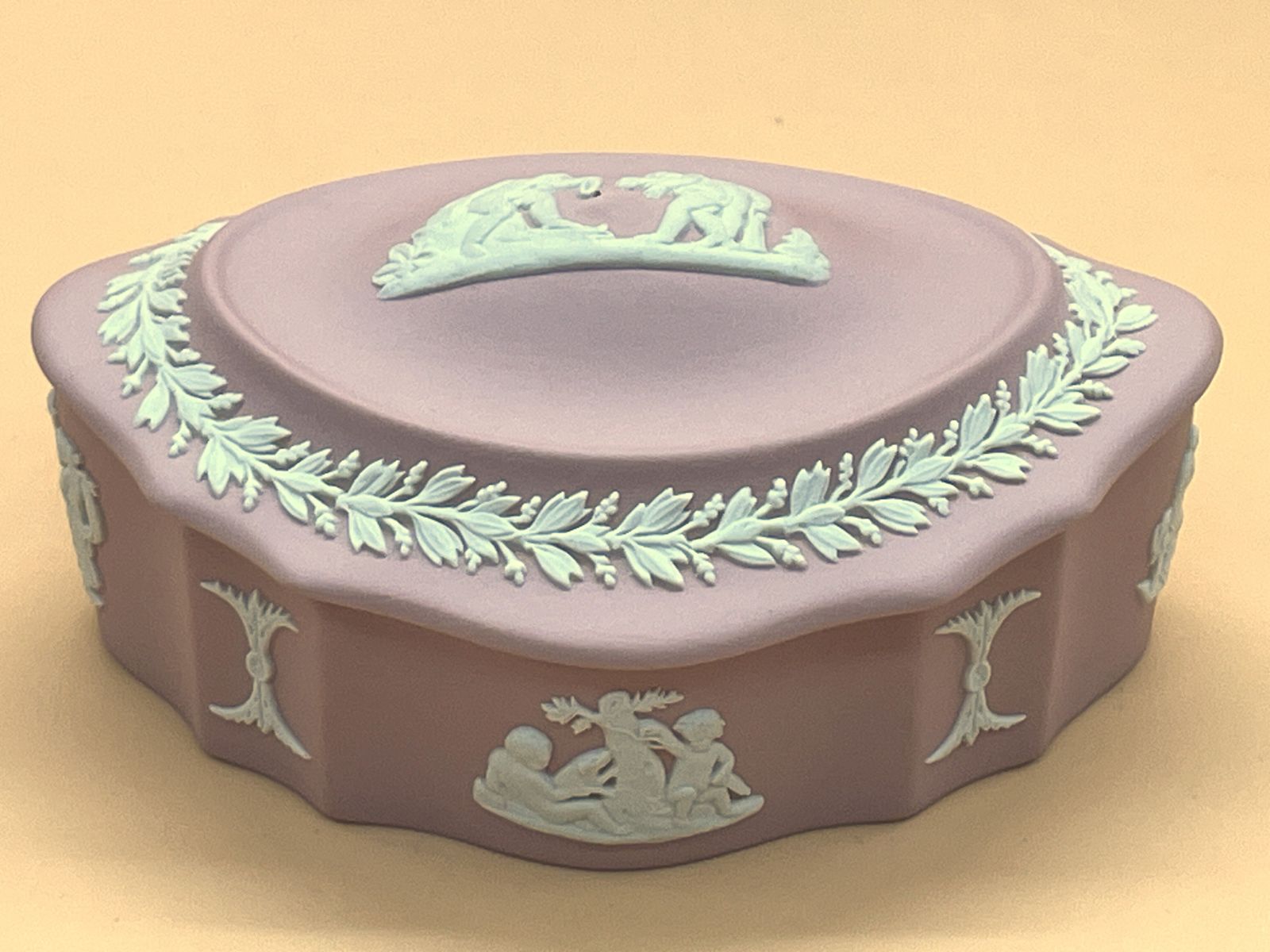Wedgwood Pottery Pink Jasperware Cherubs botvormige snuisterdoosje. photo furniture