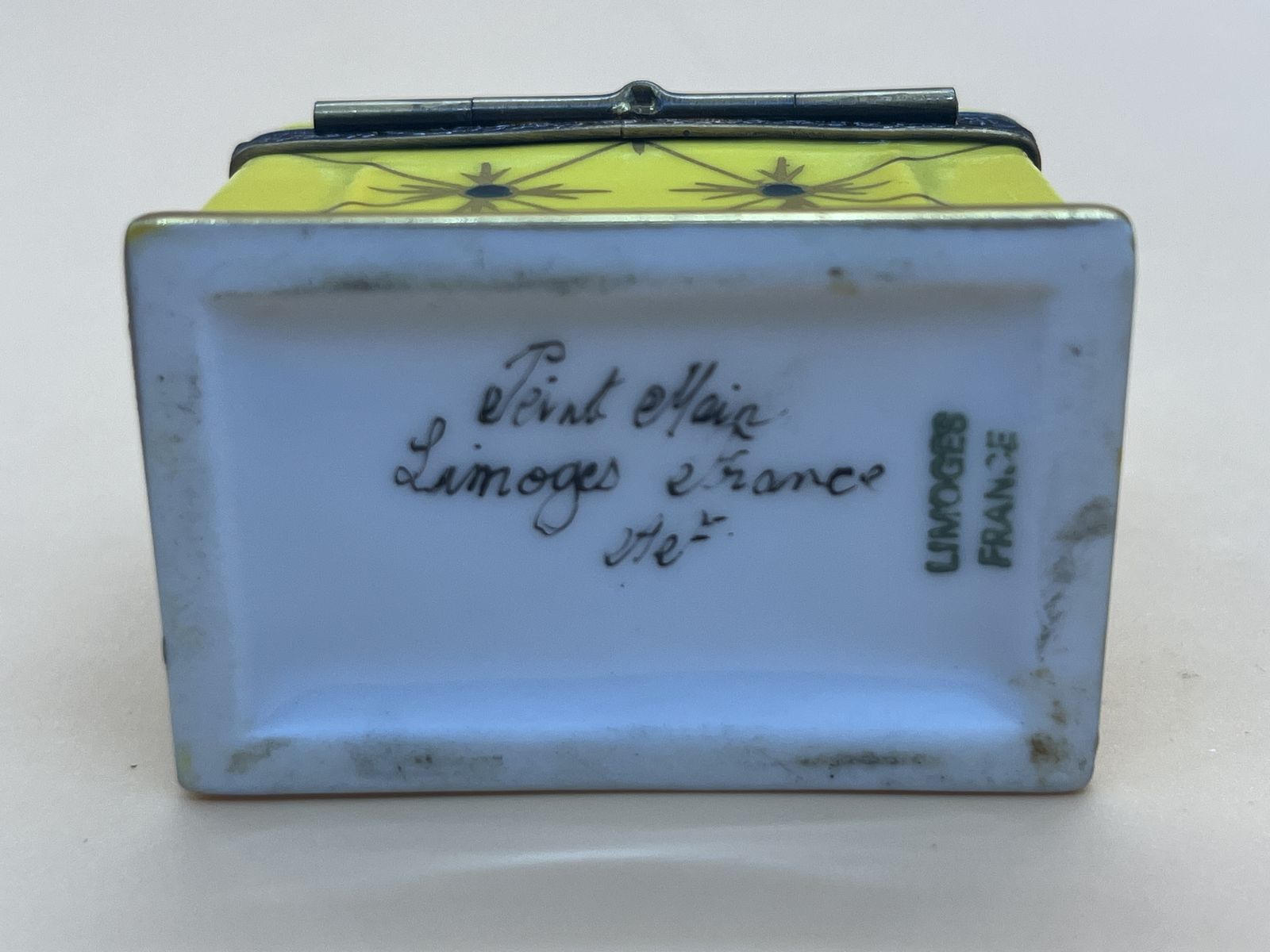 photo furniture Limoges Porcelain France gele kistjesvorm snuisterdoosje met 3 glazen parfumflesjes.