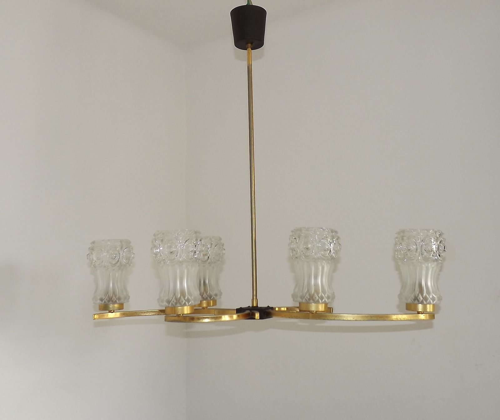 Franse Retro Mid-Century Zwart-Gouden Hanglamp met 6 Armen en Glazen Kappen photo vinterior