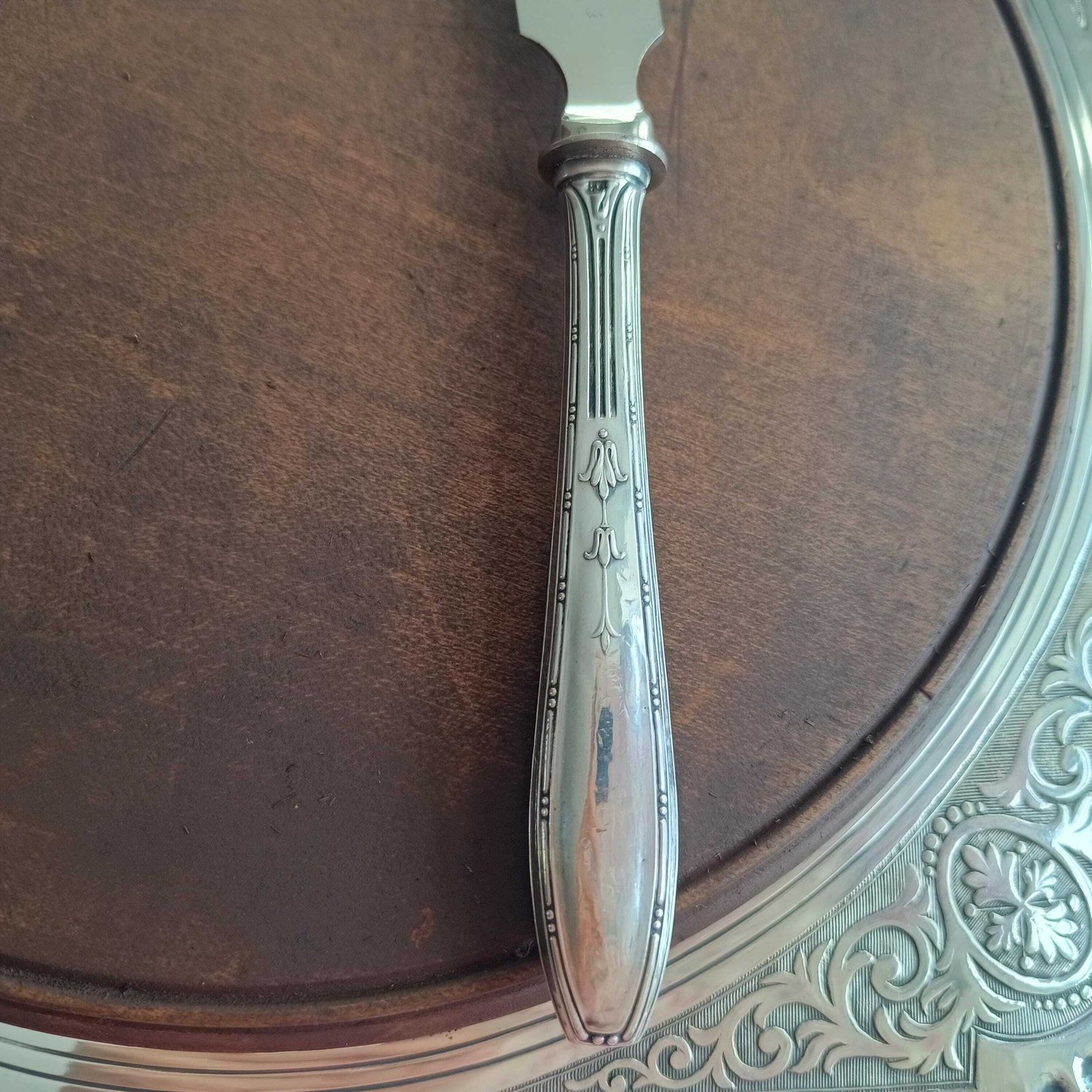 photo vintage Antiek Engels verzilverd houten kaas- / charcuteriebord met 800 zilveren spreader