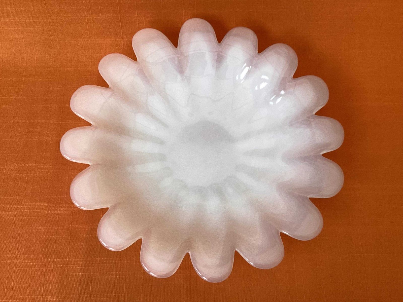 Dartington Daisy 12" Platter/Fruit Bowl in zeldzaam ondoorzichtig wit glas, Frank Thrower Design