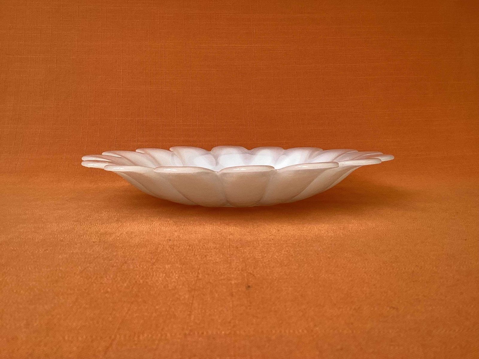 Dartington Daisy 12" Platter/Fruit Bowl in zeldzaam ondoorzichtig wit glas, Frank Thrower Design photo 55.0