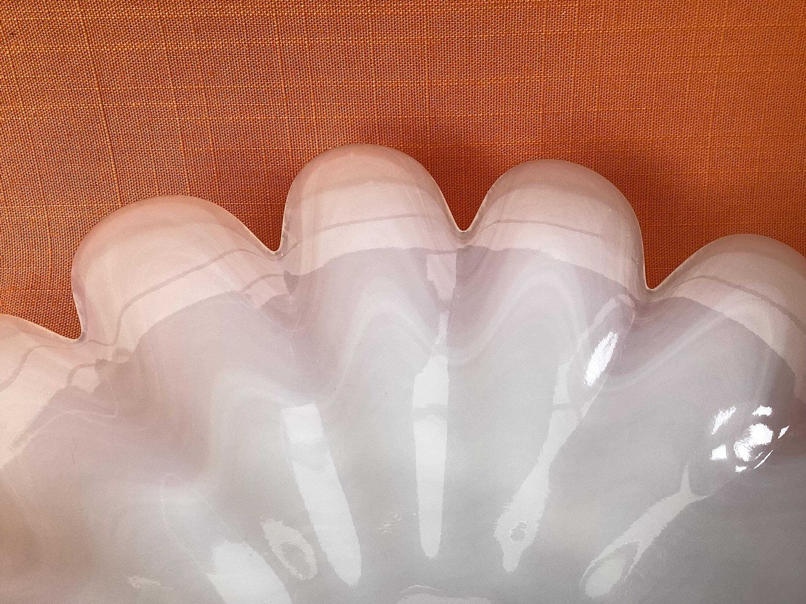 photo furniture Dartington Daisy 12" Platter/Fruit Bowl in zeldzaam ondoorzichtig wit glas, Frank Thrower Design