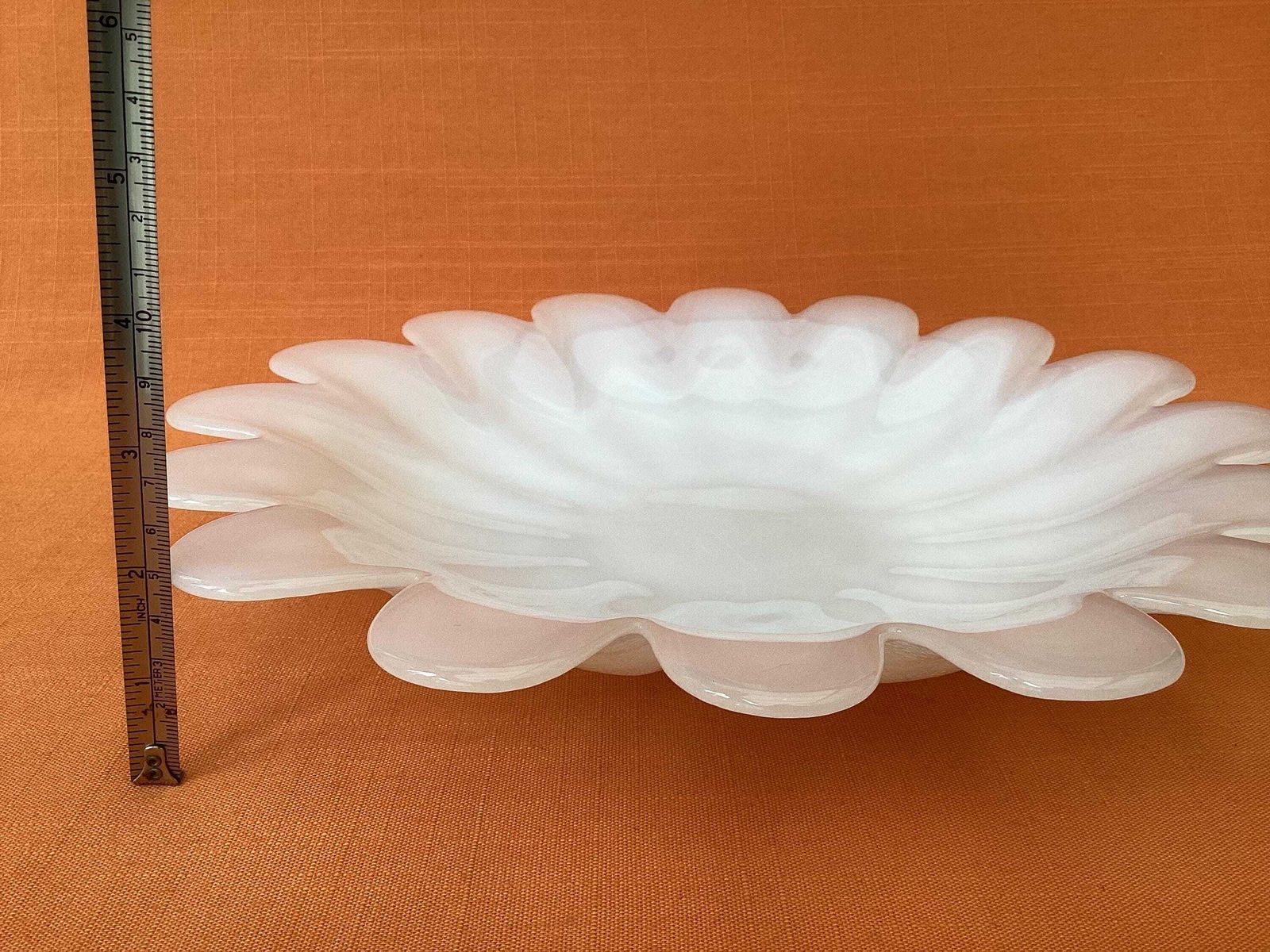 Woonaccessoires Dartington Daisy 12" Platter/Fruit Bowl in zeldzaam ondoorzichtig wit glas, Frank Thrower Design photo