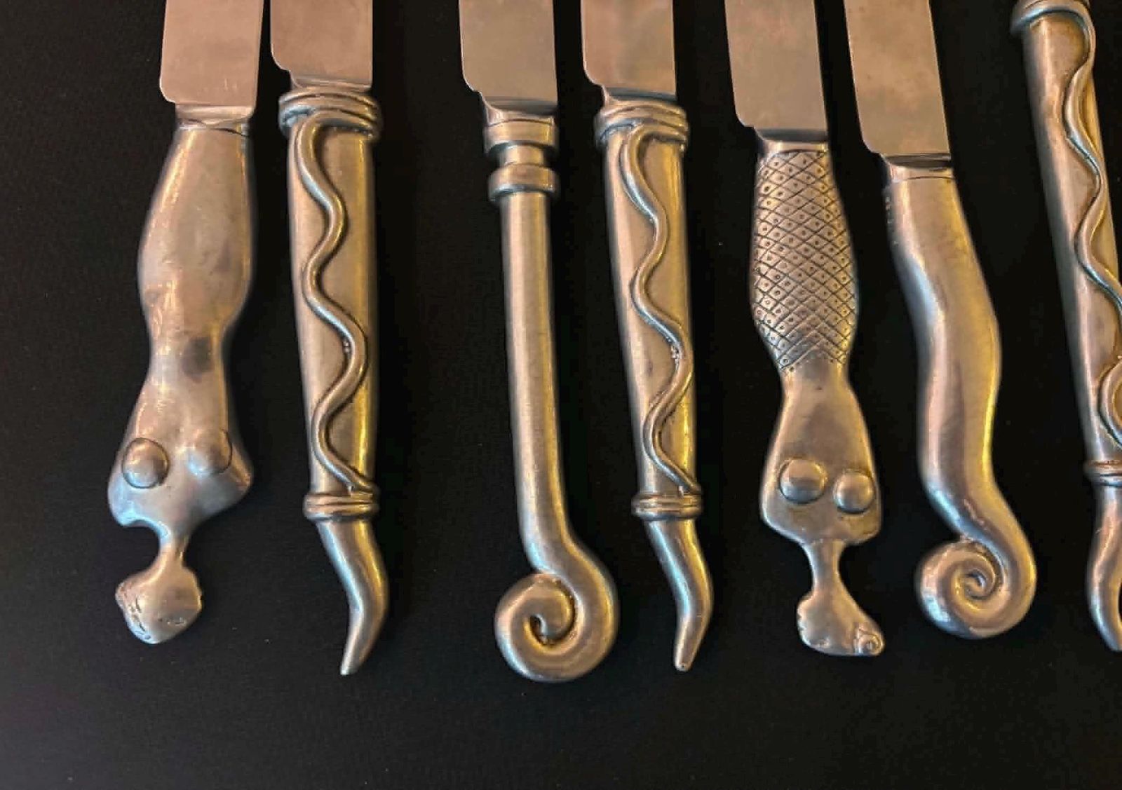 photo furniture Carrol Boyes Zeldzame 18-delige Bestekset uit 1989, Vroeg Pewter Functional Art Flatware, Zuid-Afrikaans Brutalistisch Sculpturaal Tafelgerei