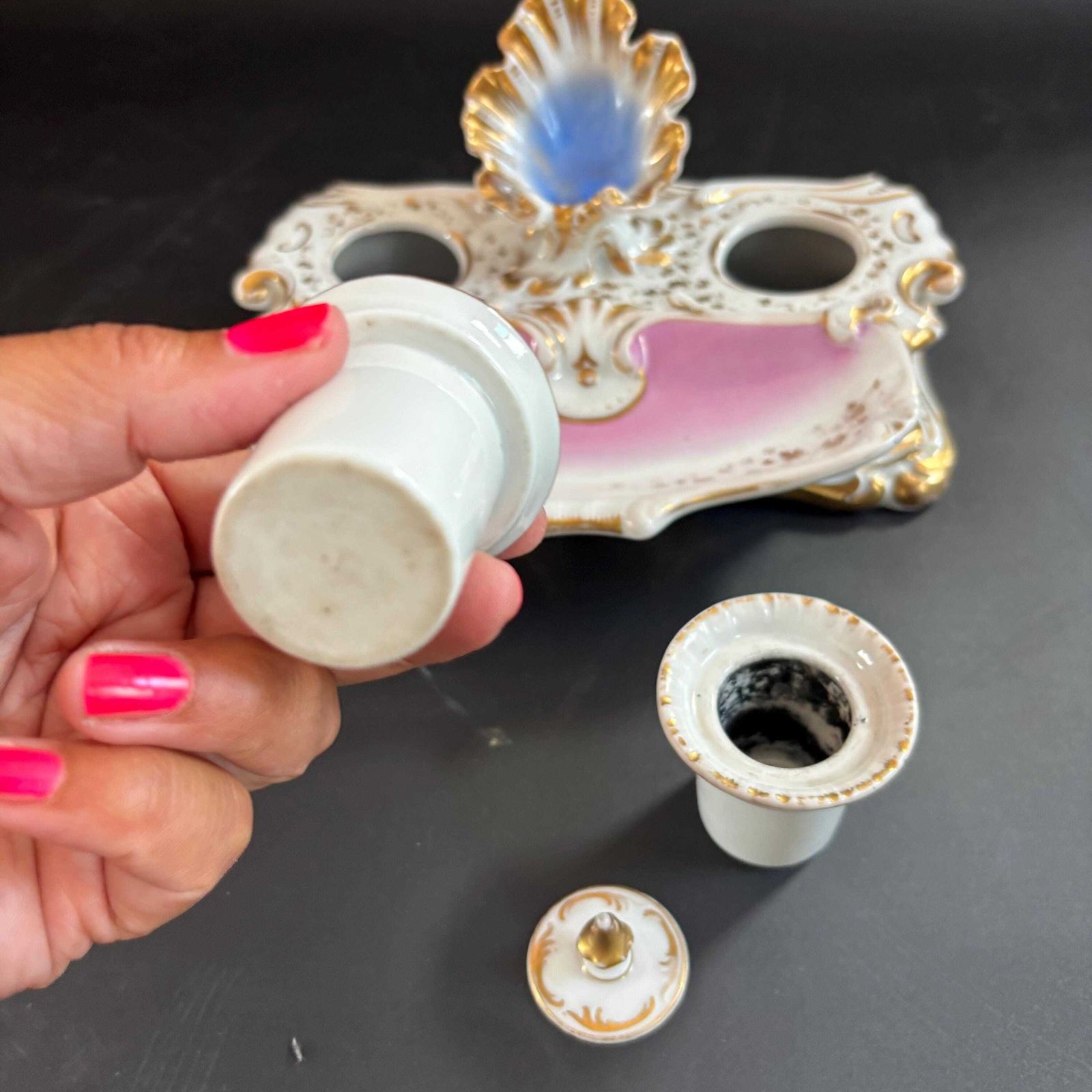 Compendium de bureau d'époque en porcelaine, style Rococo, XIXe siècle - porte-montre, encrier, rose et doré, vers 1880 photo vintage