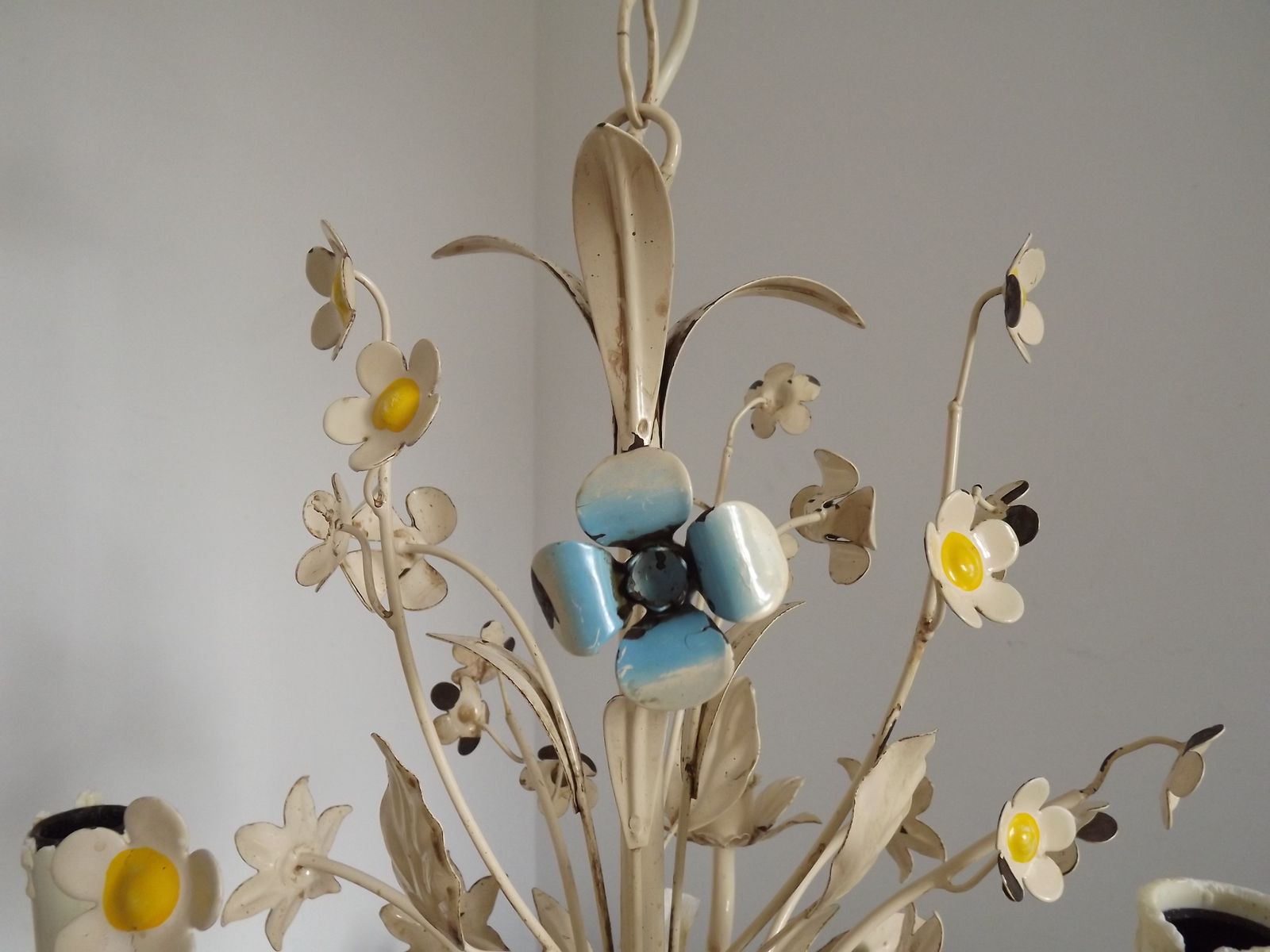 Vintage Franse 3-lichts crème toleware kroonluchter met gebonden boeket en pastelkleurige bloemen. photo Verlichting