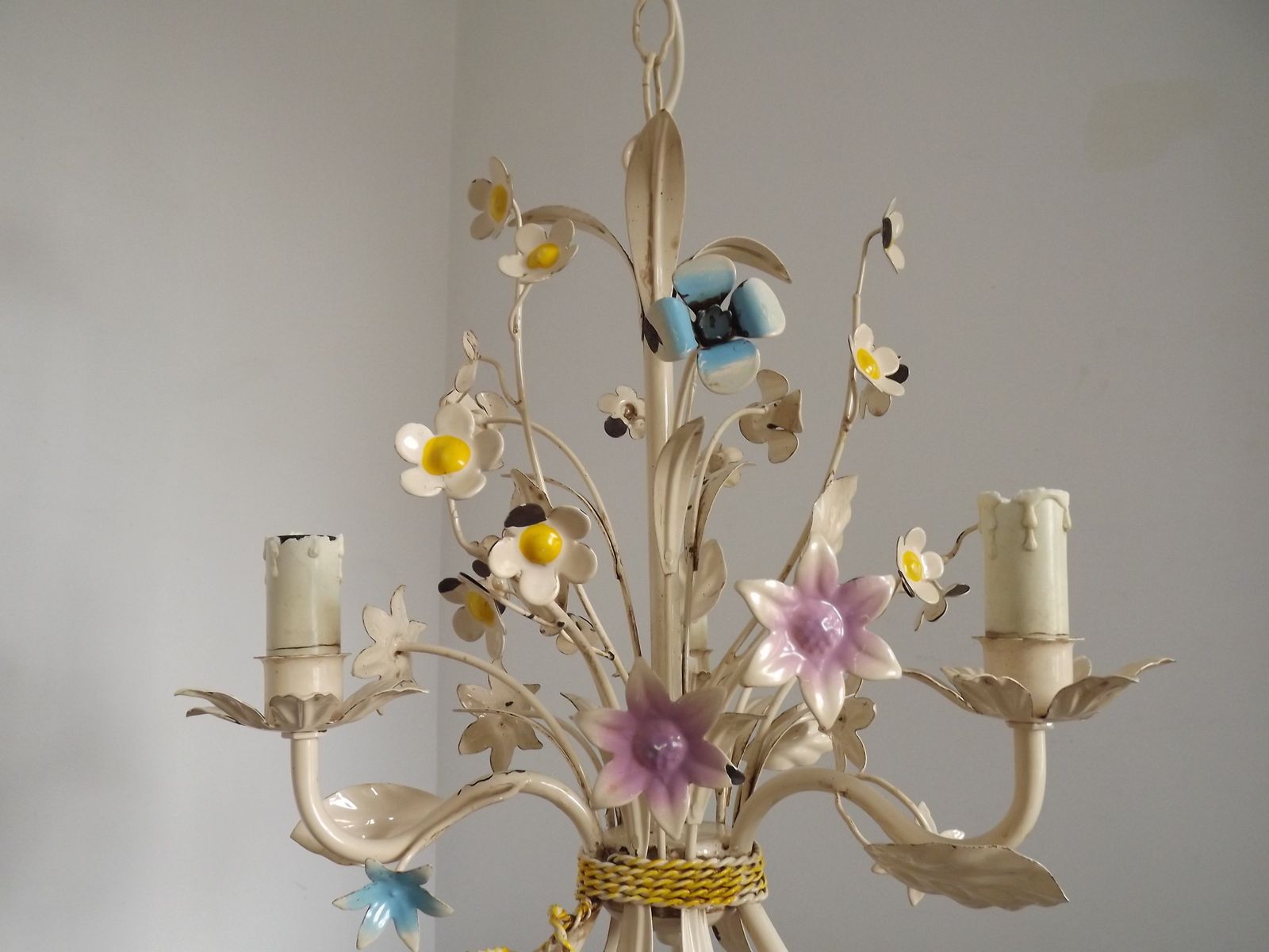 Vintage Franse 3-lichts crème toleware kroonluchter met gebonden boeket en pastelkleurige bloemen. photo vinterior