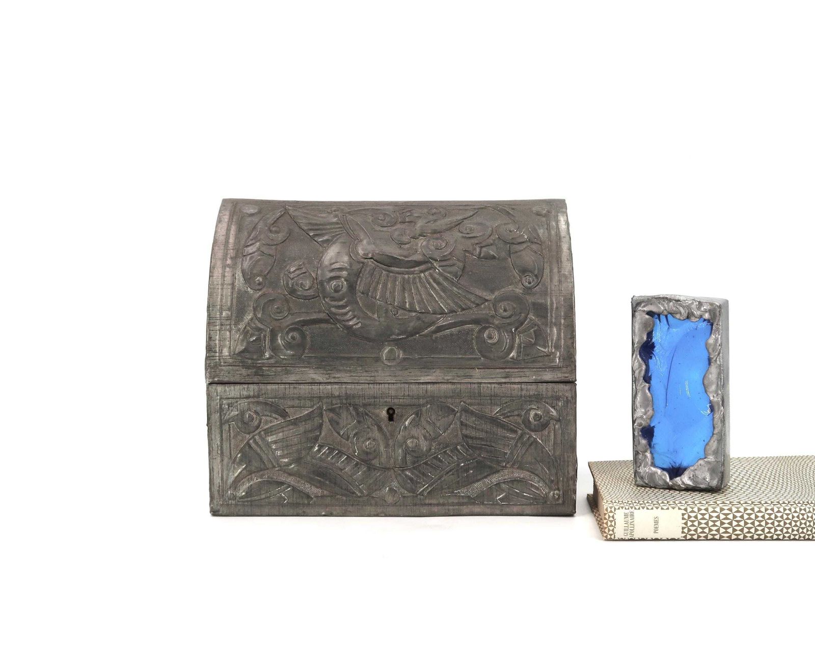 Frans art nouveau tinnen cassette, repoussé en gehamerd tin, ca. 1900-1915, toegeschreven aan de stijl van Daguet, art deco Frankrijk Alfred Daguet photo for sale