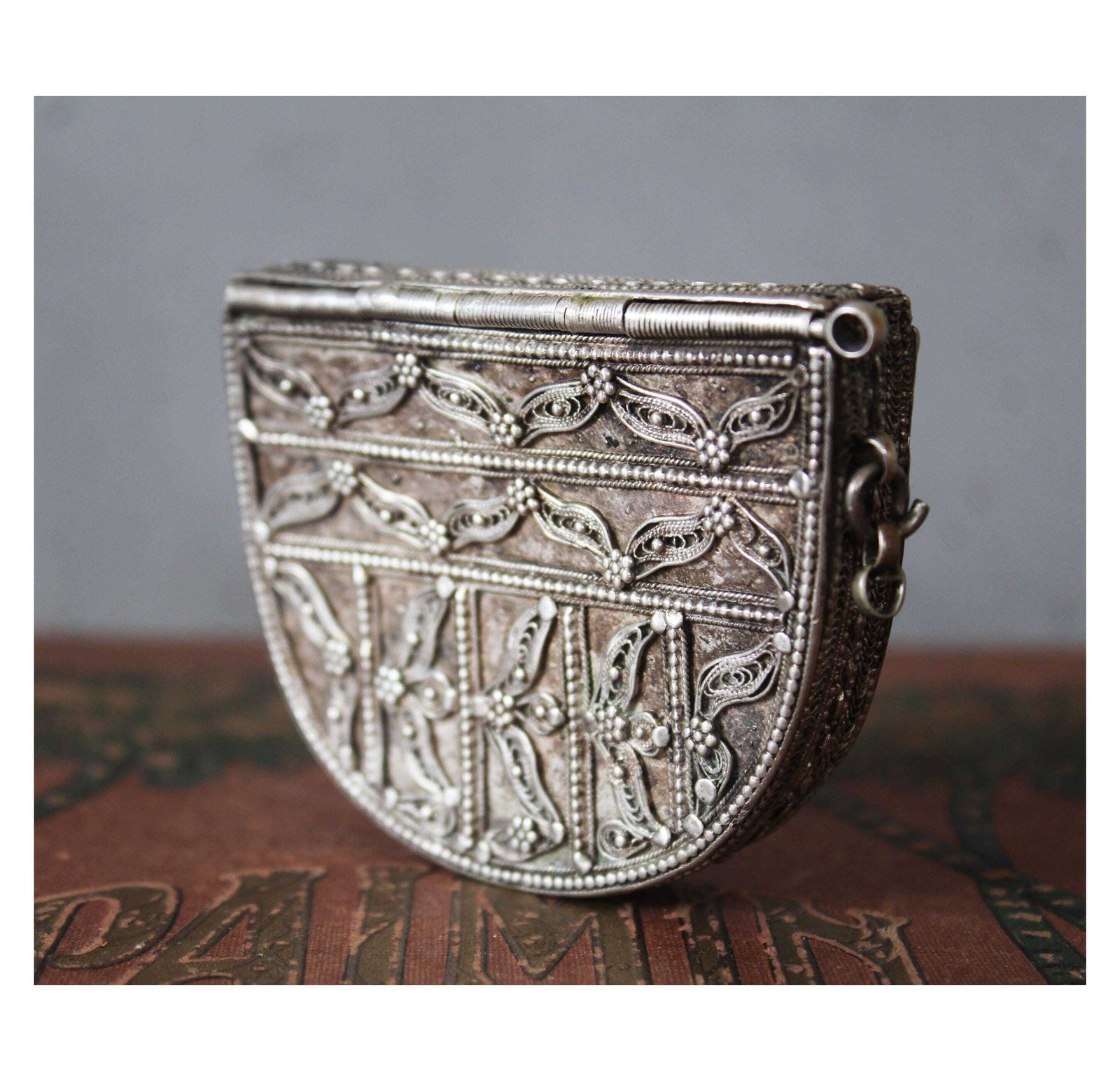 Mahfaza du Yémen d'époque en argent, bourse de ceinture, épingle amovible, passant de ceinture au dos, poinçon de fabricant, fait main, filigrane, pochette, Sanduq