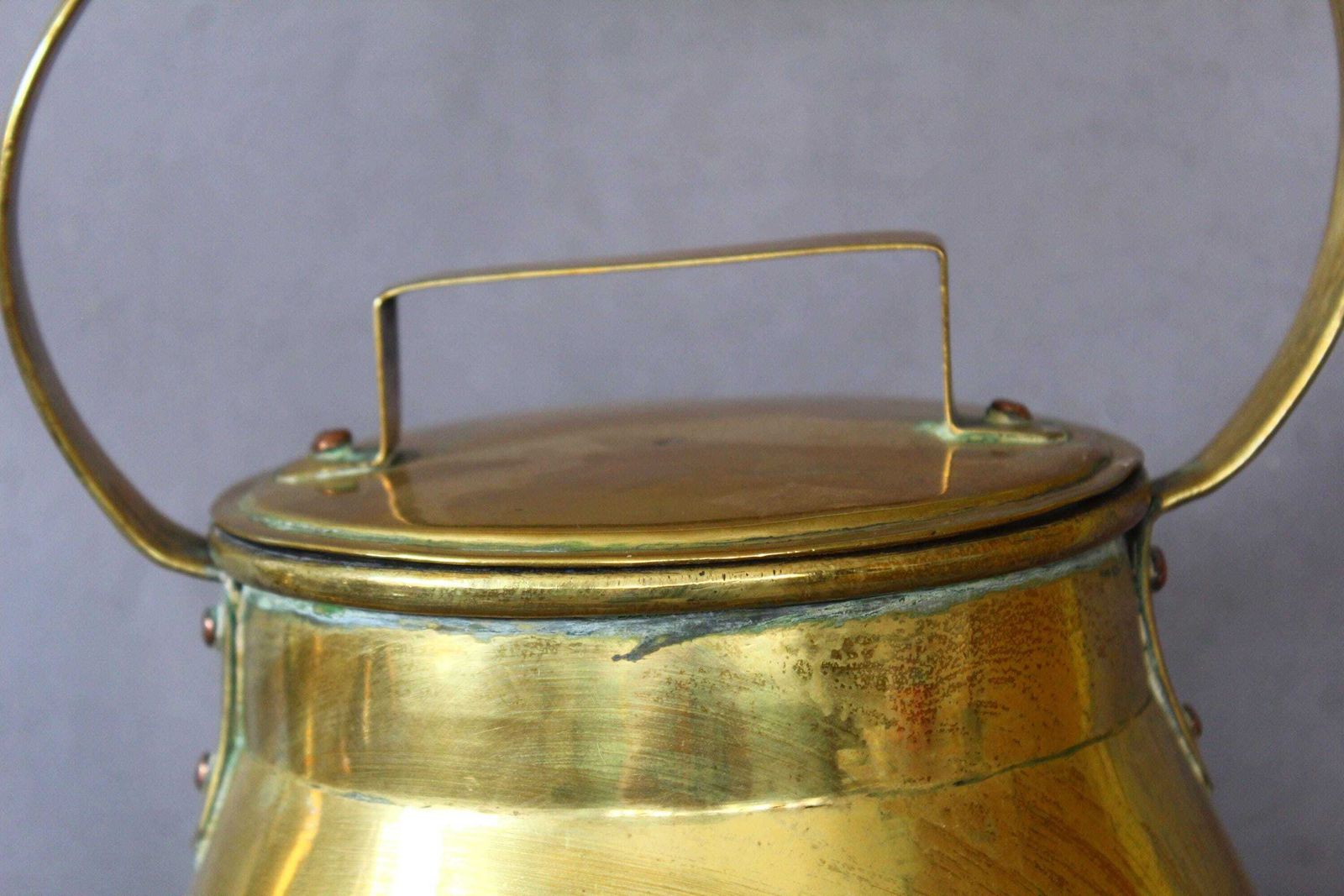 Bouilloire d'époque XIXe siècle en laiton, très grand format, faite main, décor de ferme rustique, bec verseur à couvercle, rivets en cuivre photo buy