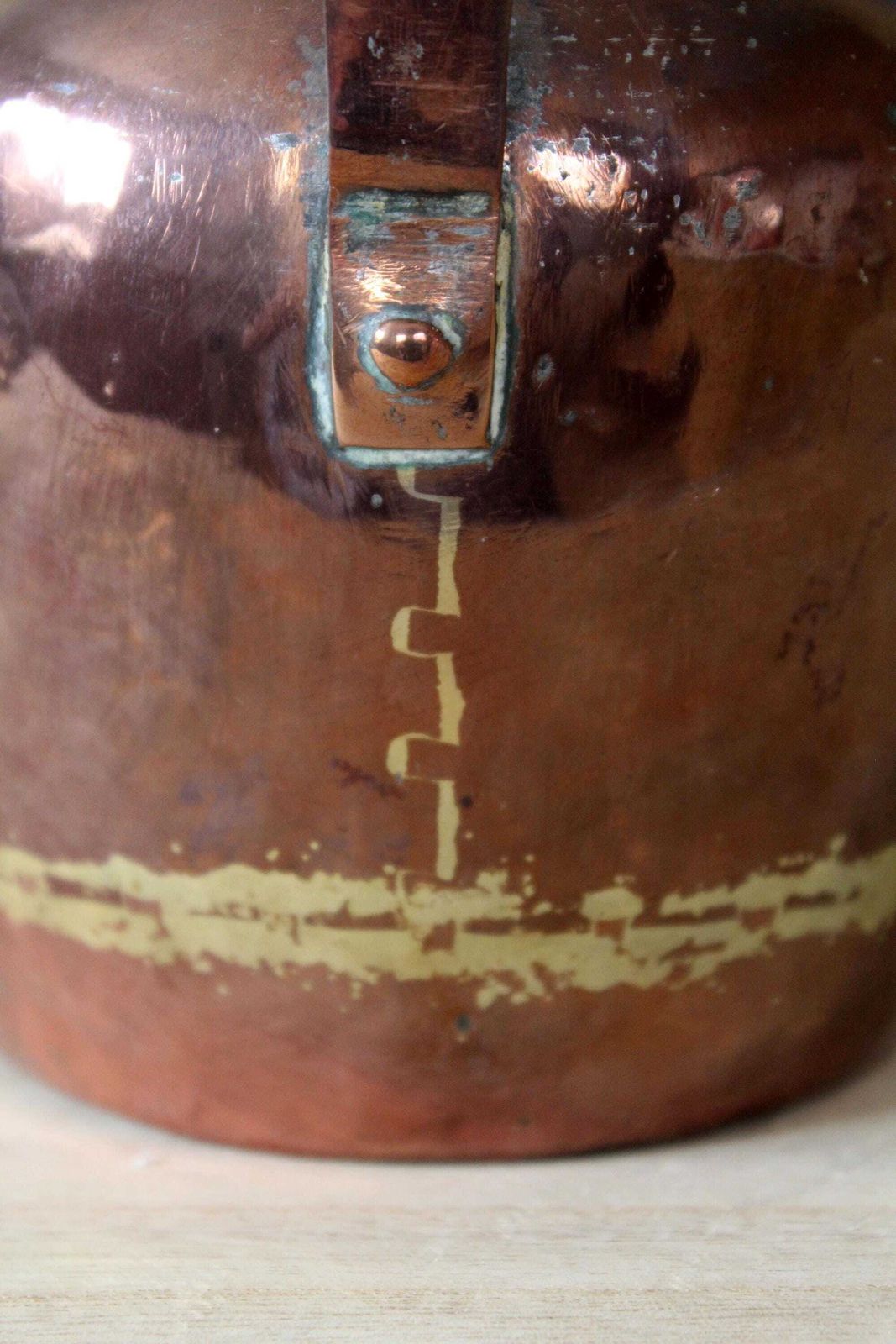 Antieke koperen pot, kan, schenkkan, messing knopje en rand, met de hand gehamerd, Frans landelijk, 19e eeuw, Coquemar Kitchenalia photo 54.0