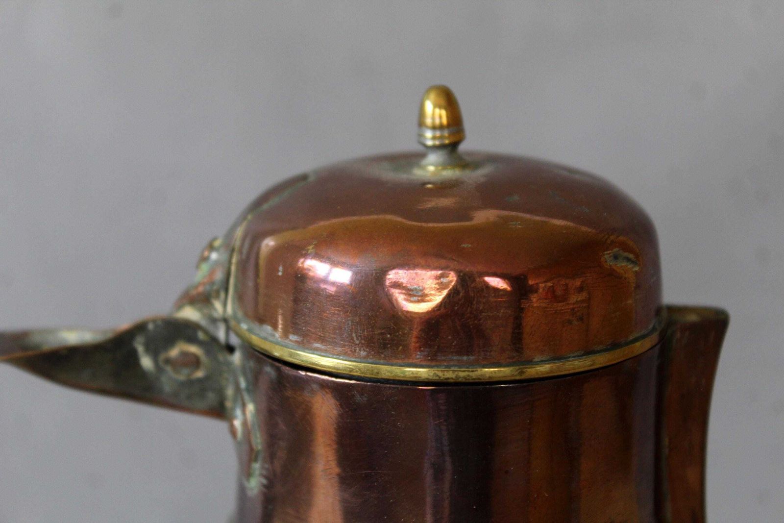 photo vintage Antieke koperen pot, kan, schenkkan, messing knopje en rand, met de hand gehamerd, Frans landelijk, 19e eeuw, Coquemar Kitchenalia