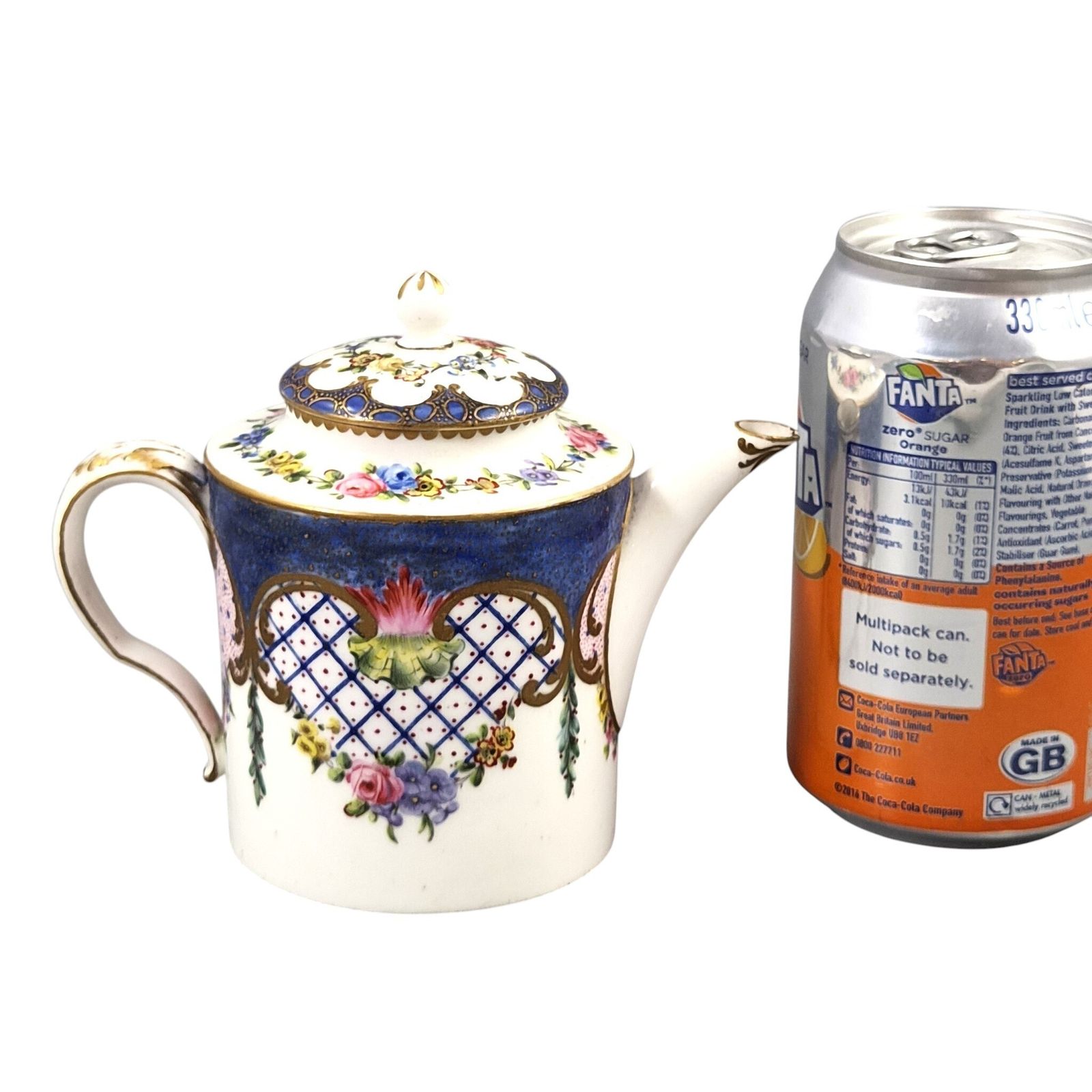 Woonaccessoires Franse koninklijke Sèvres-porseleinen theepot in Litron-vorm, 1772 photo