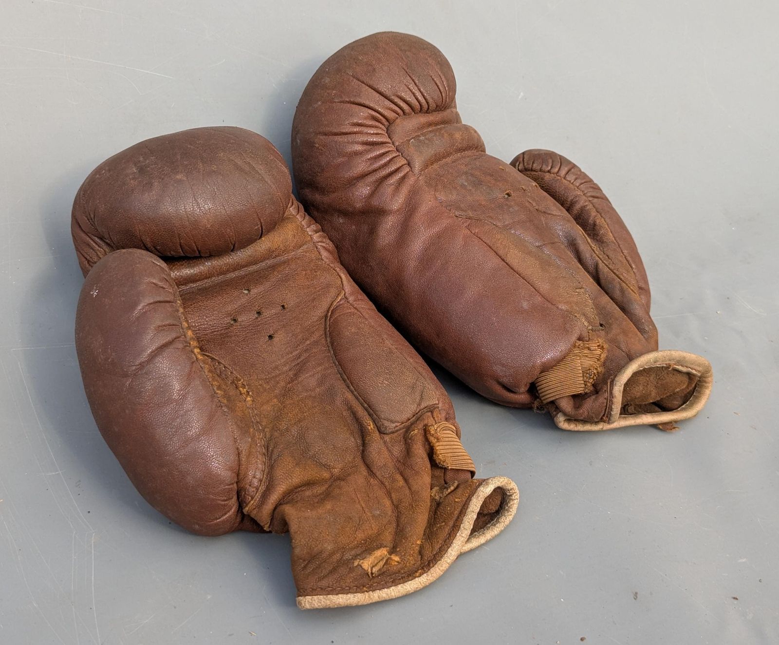 Antieke leren bokshandschoenen, art deco, ca. 1920s photo Woonaccessoires