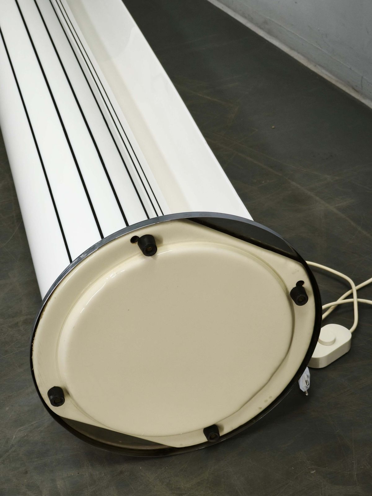 Lampadaire sculptural italien postmoderne Space Age en acrylique opaline, années 1980 photo for sale