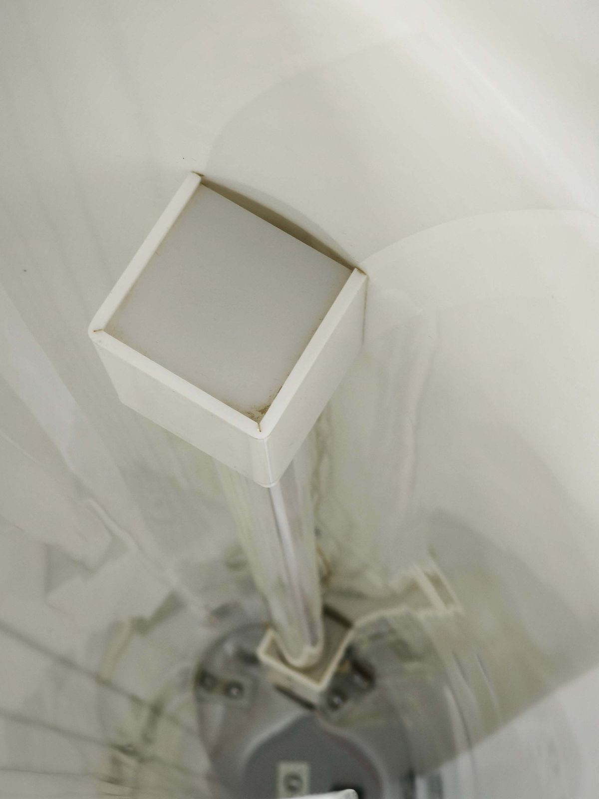 Lampadaire sculptural italien postmoderne Space Age en acrylique opaline, années 1980 photo vinterior