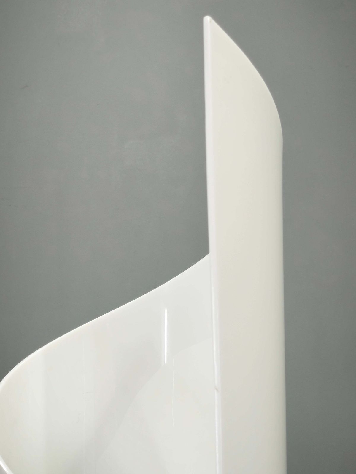 photo furniture Lampadaire sculptural italien postmoderne Space Age en acrylique opaline, années 1980