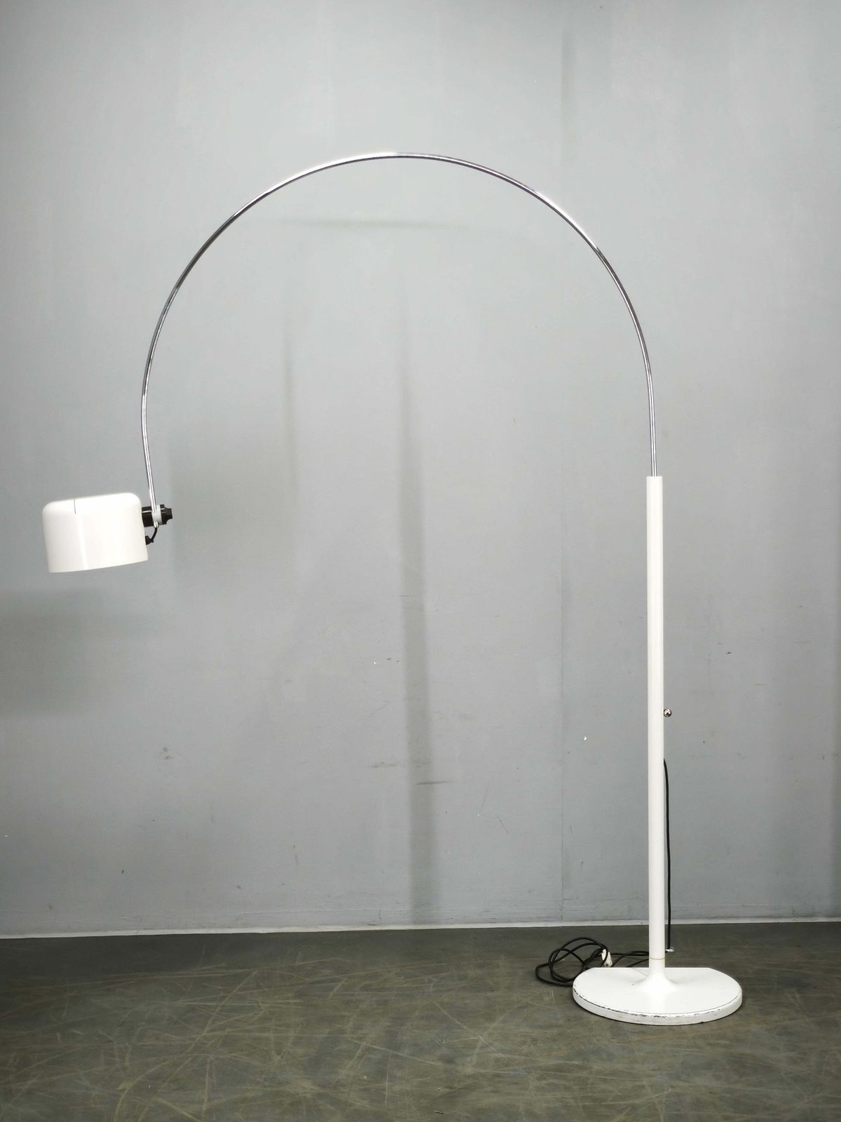 photo vinterior Joe Colombo Coupé 3320 R Arc vloerlamp voor Oluce, Italië, ontwerp 1967