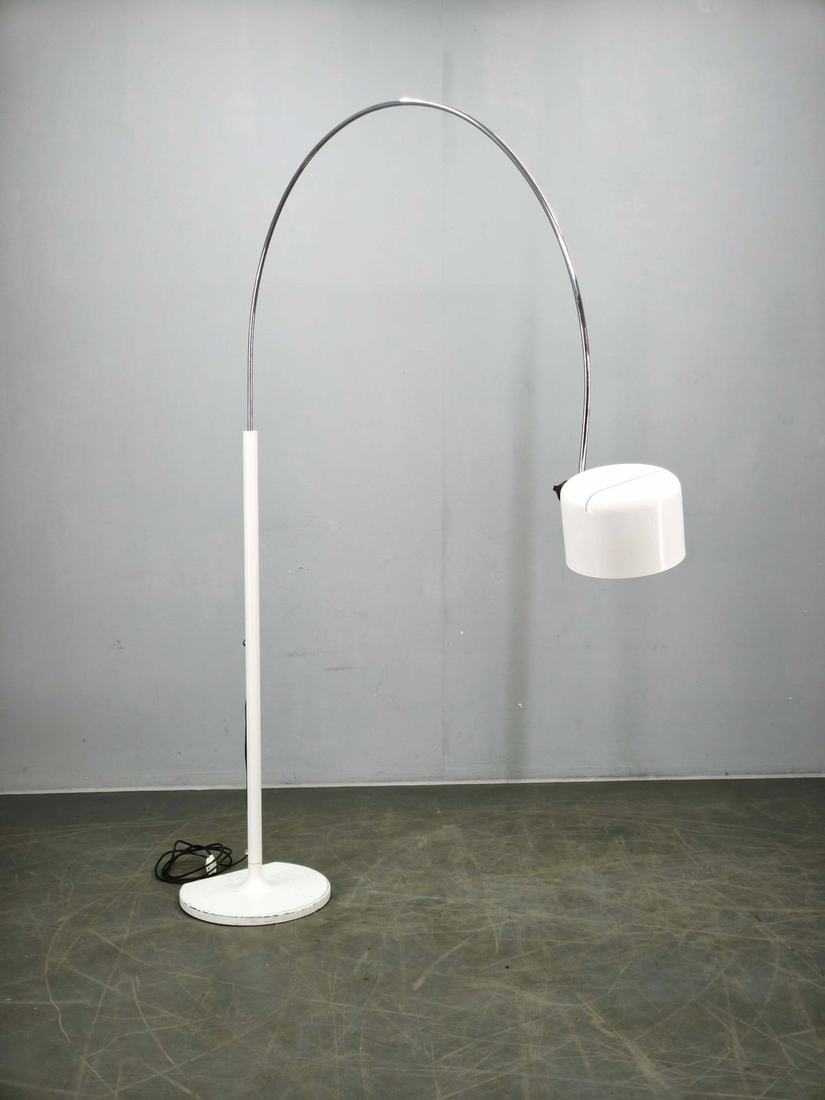 photo vintage Joe Colombo Coupé 3320 R Arc vloerlamp voor Oluce, Italië, ontwerp 1967