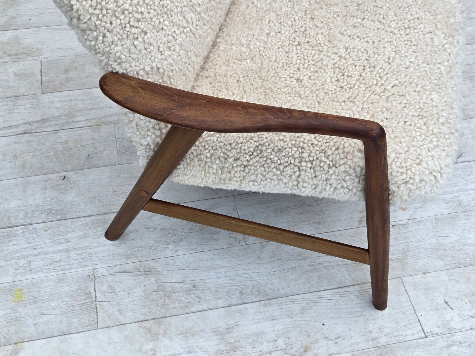 Ca. jaren 1960, Deens design van Alf Svensson, Echt schapenvacht, Opnieuw bekleed. photo vinterior