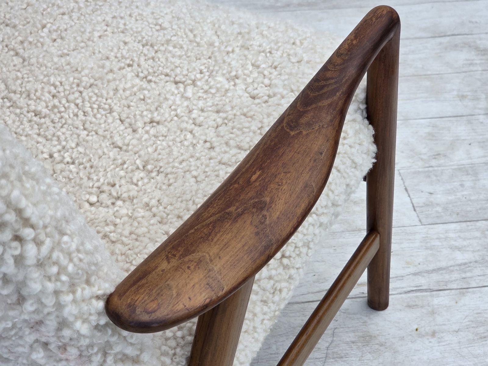 photo vinterior Ca. jaren 1960, Deens design van Alf Svensson, Echt schapenvacht, Opnieuw bekleed.