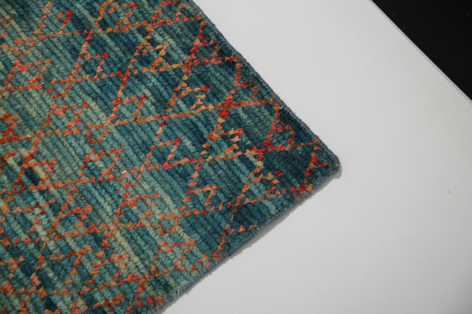 Met de hand geweven wollen vloerkleed, teal en terracotta, Contemporary, India (8'1" x 10'4") photo Textiel