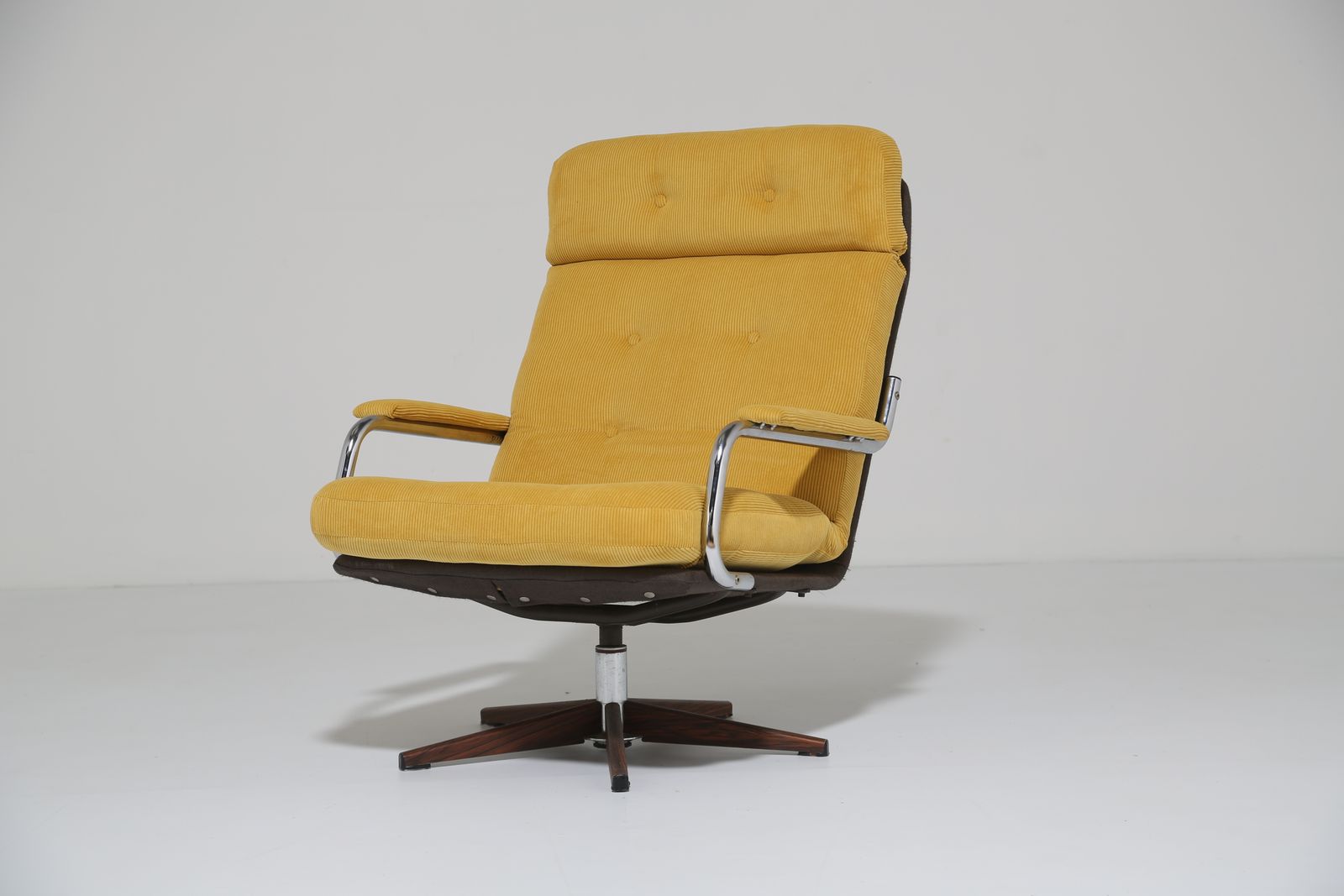 Vintage Deense Draaibare Lounge Fauteuil in Geel Corduroy, jaren 1970. photo furniture