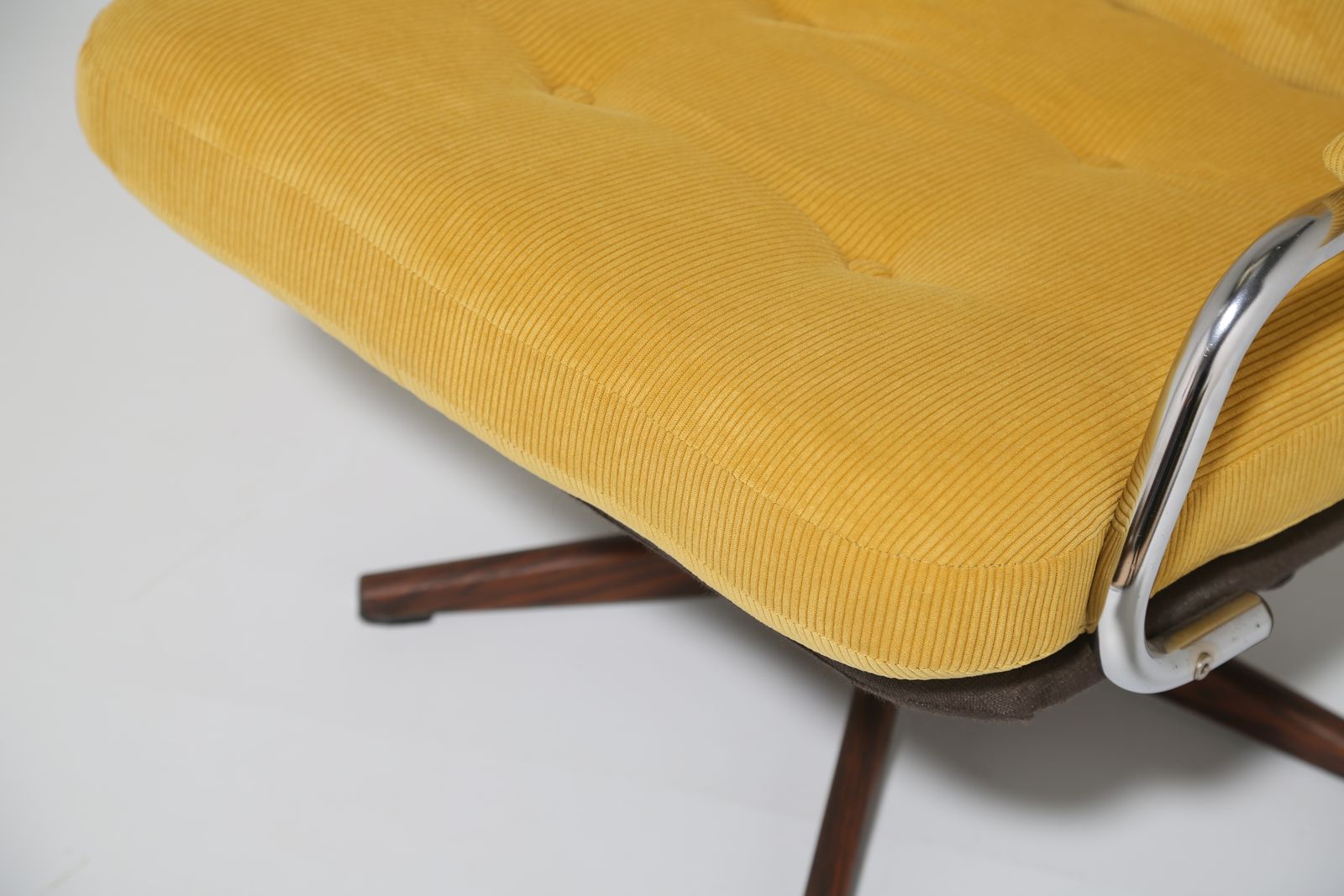 Vintage Deense Draaibare Lounge Fauteuil in Geel Corduroy, jaren 1970. photo Meubels