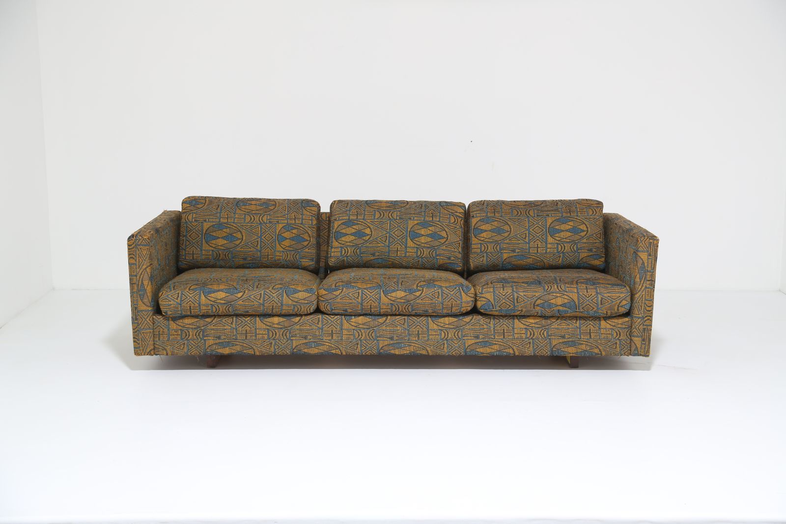 photo for sale Mid-Century Modern Amerikaanse Tuxedo-bank met laag profiel van Shawnee Penn, jaren 1960.