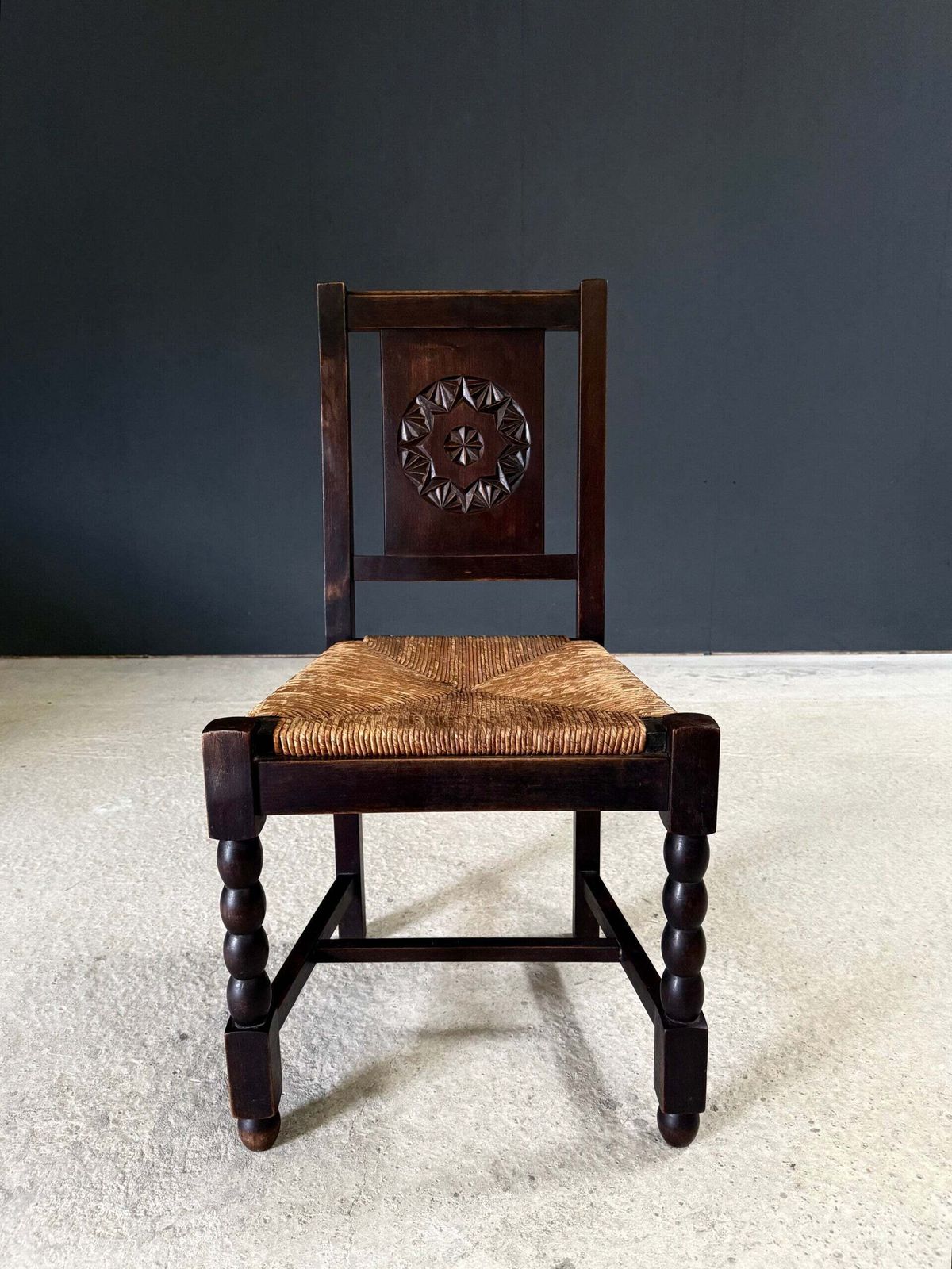photo buy Franse Provincial Design Eetkamerstoelen met Gesneden Rugleuning van Charles Dudouyt