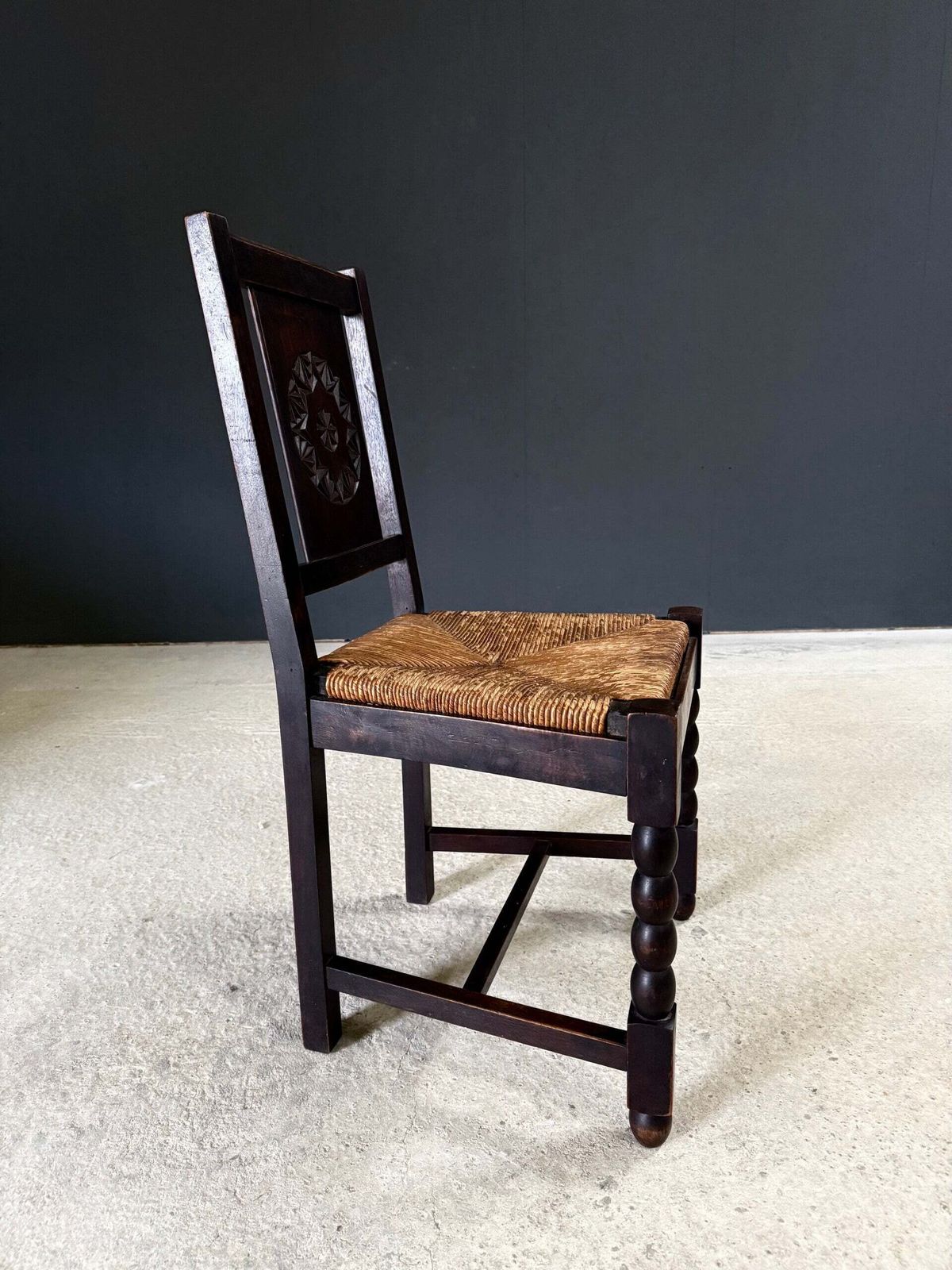 photo vintage Franse Provincial Design Eetkamerstoelen met Gesneden Rugleuning van Charles Dudouyt