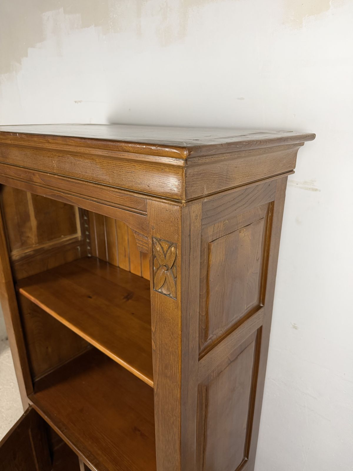 Spaanse eiken rustieke houten kast, ca. jaren 1940 photo vinterior