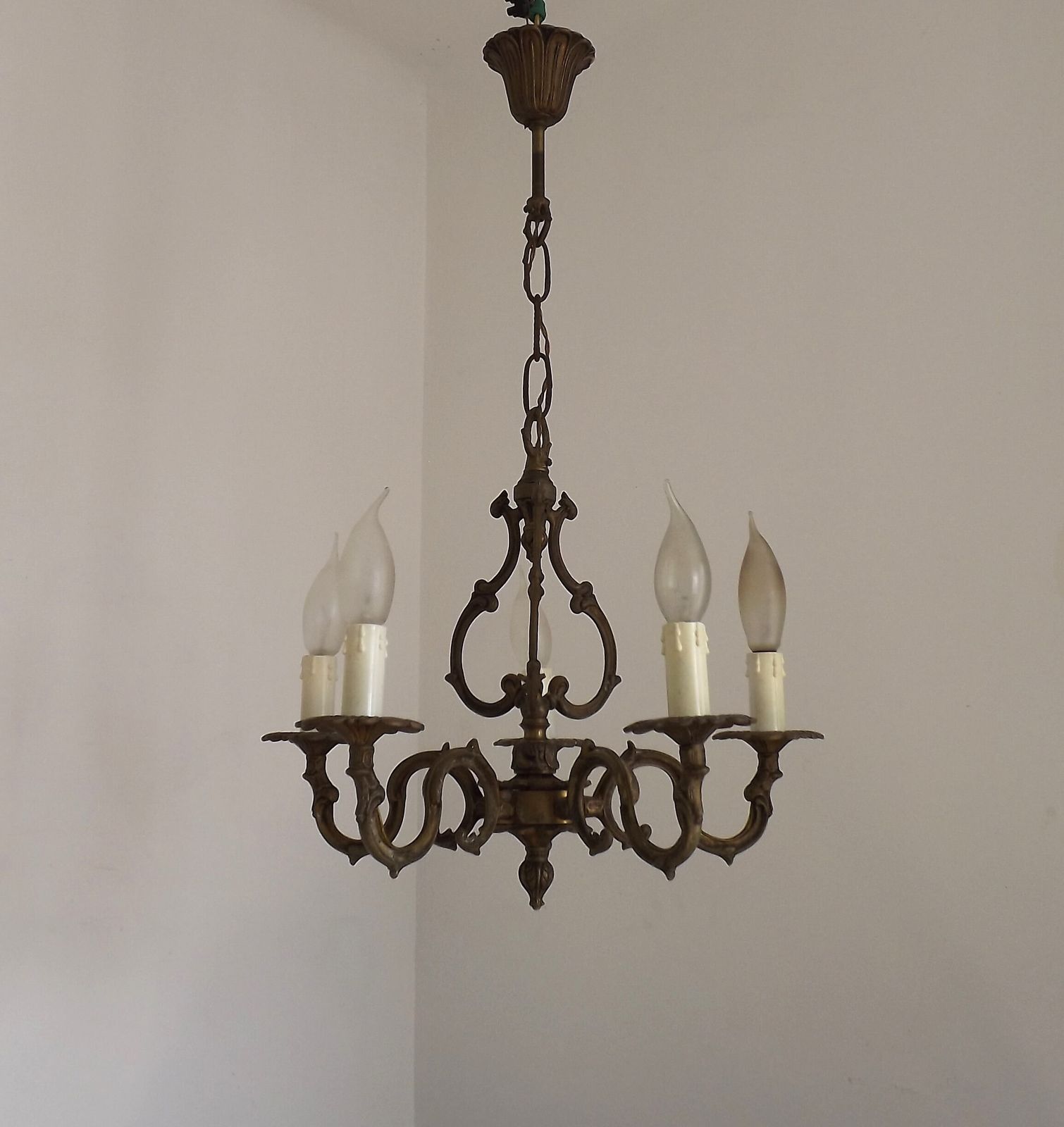 Lustre d'époque français à cinq lumières, cage triangulaire en bronze photo Luminaires