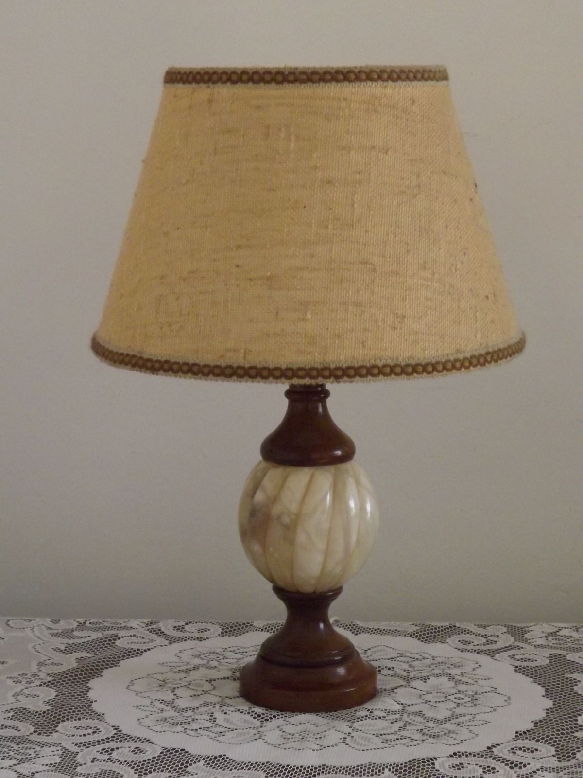 Grote vintage Franse tafelamp van albast/marmer en hout met stoffen kap photo 170.0
