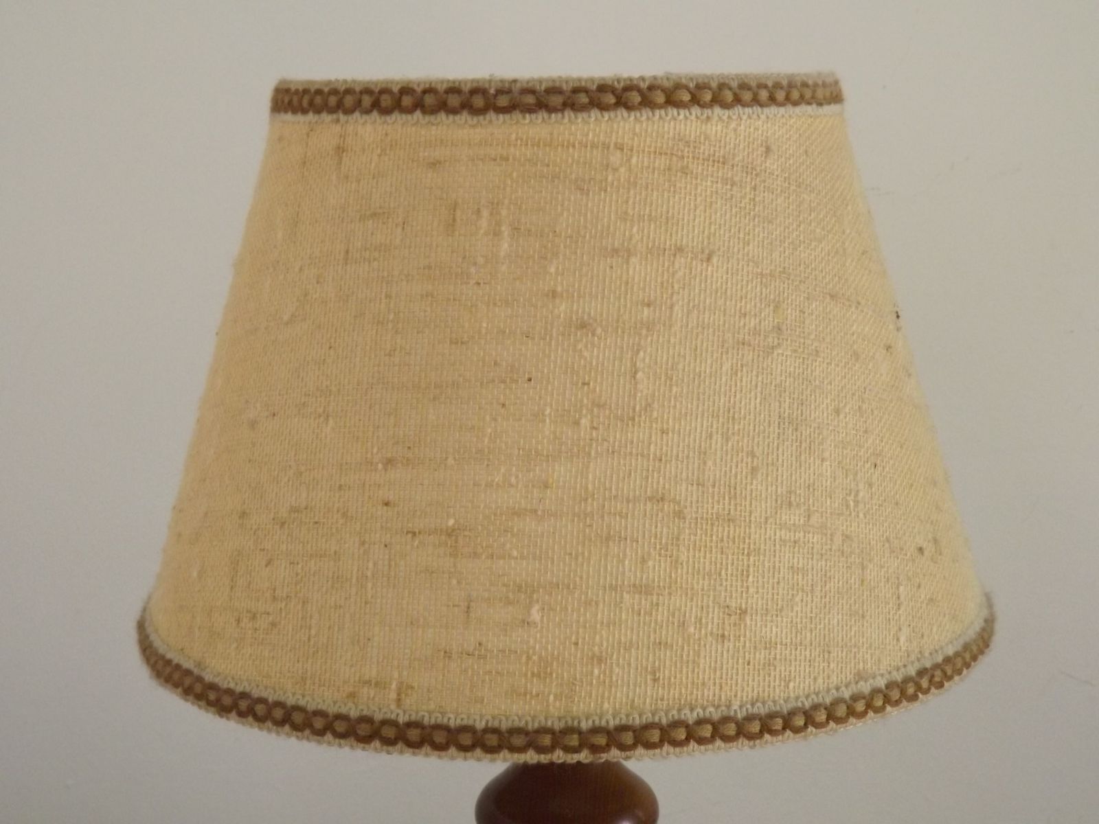 Grote vintage Franse tafelamp van albast/marmer en hout met stoffen kap photo vinterior