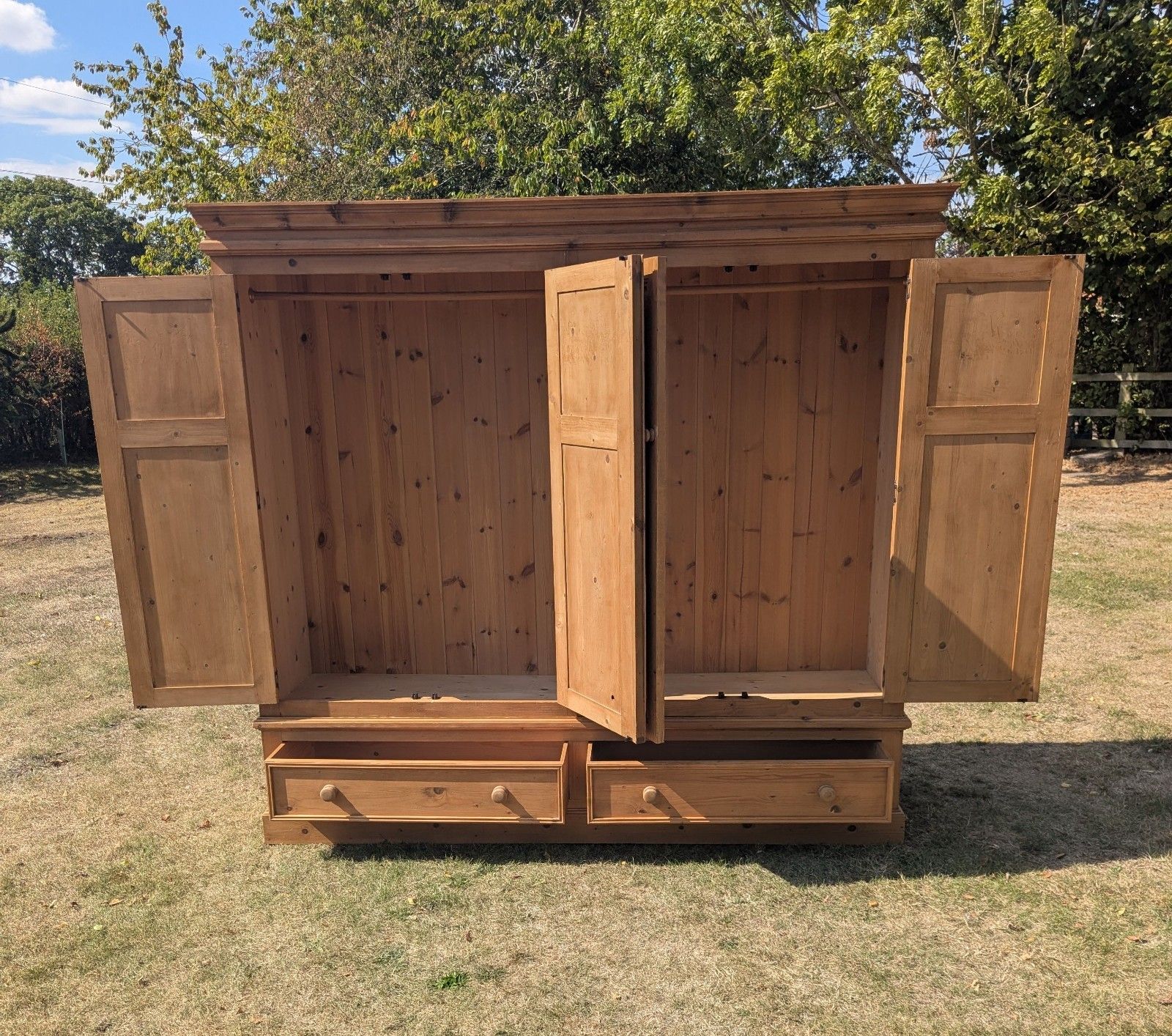 Mobilier Armoire campagnarde mid-century en pin 4 portes, livraison disponible 0372 photo