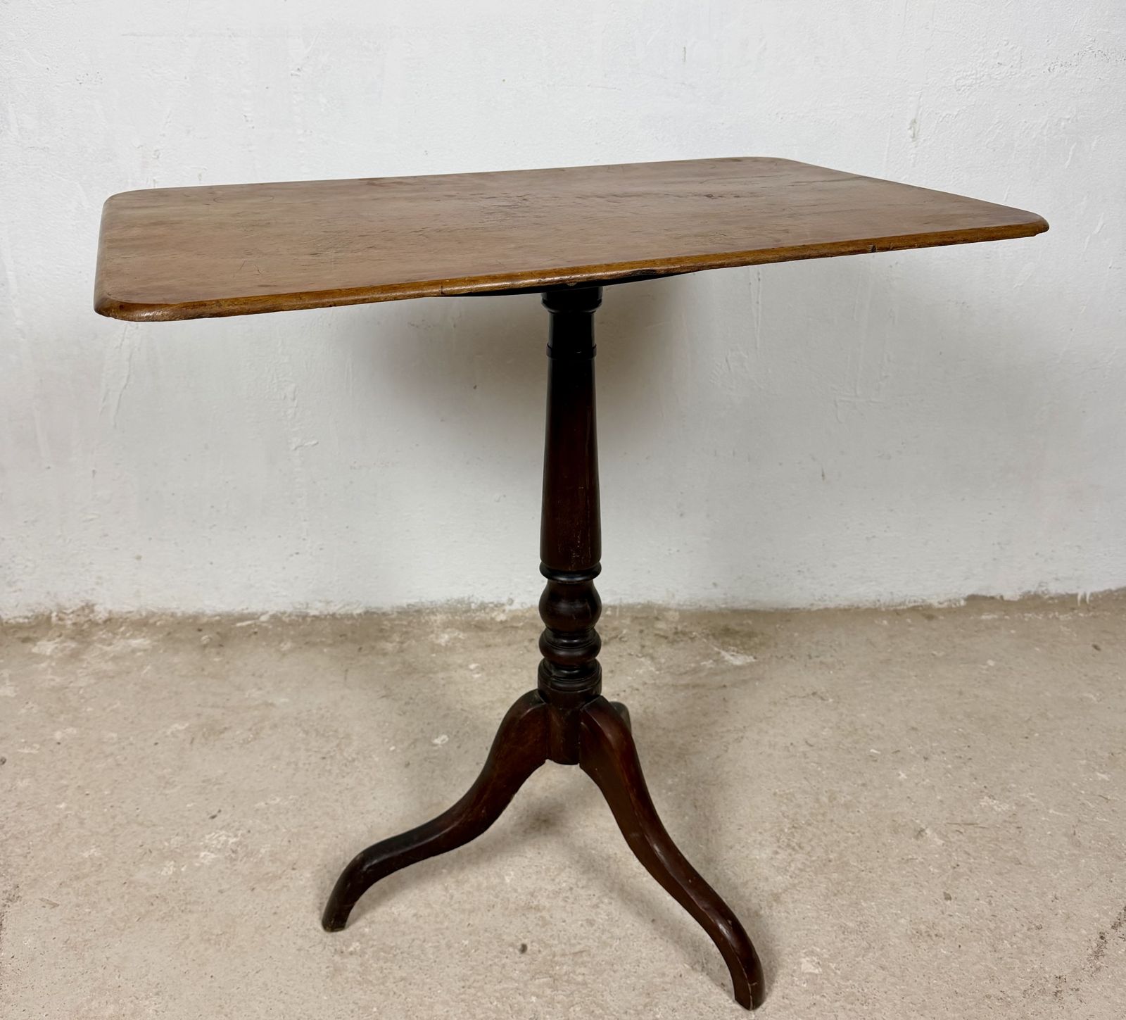 Spaanse bijzettafel met rechthoekig blad op driepootonderstel, midden 20e eeuw photo furniture