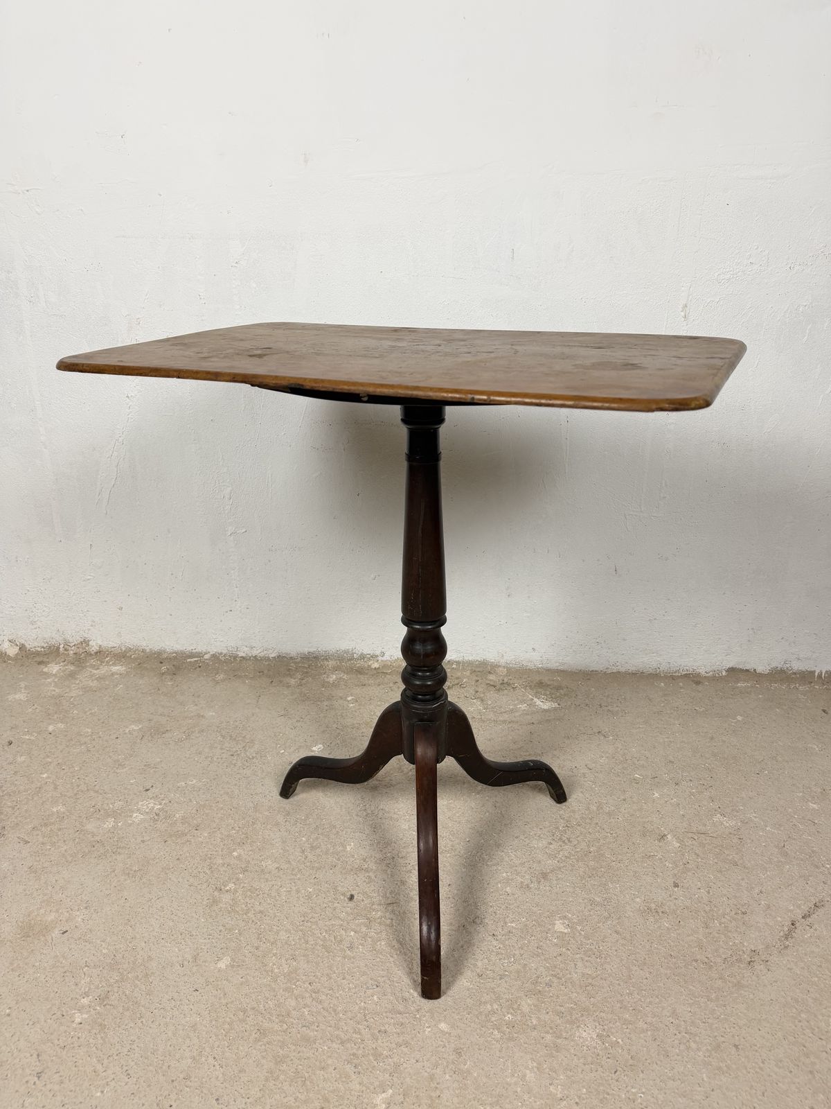 Spaanse bijzettafel met rechthoekig blad op driepootonderstel, midden 20e eeuw photo 1350.0