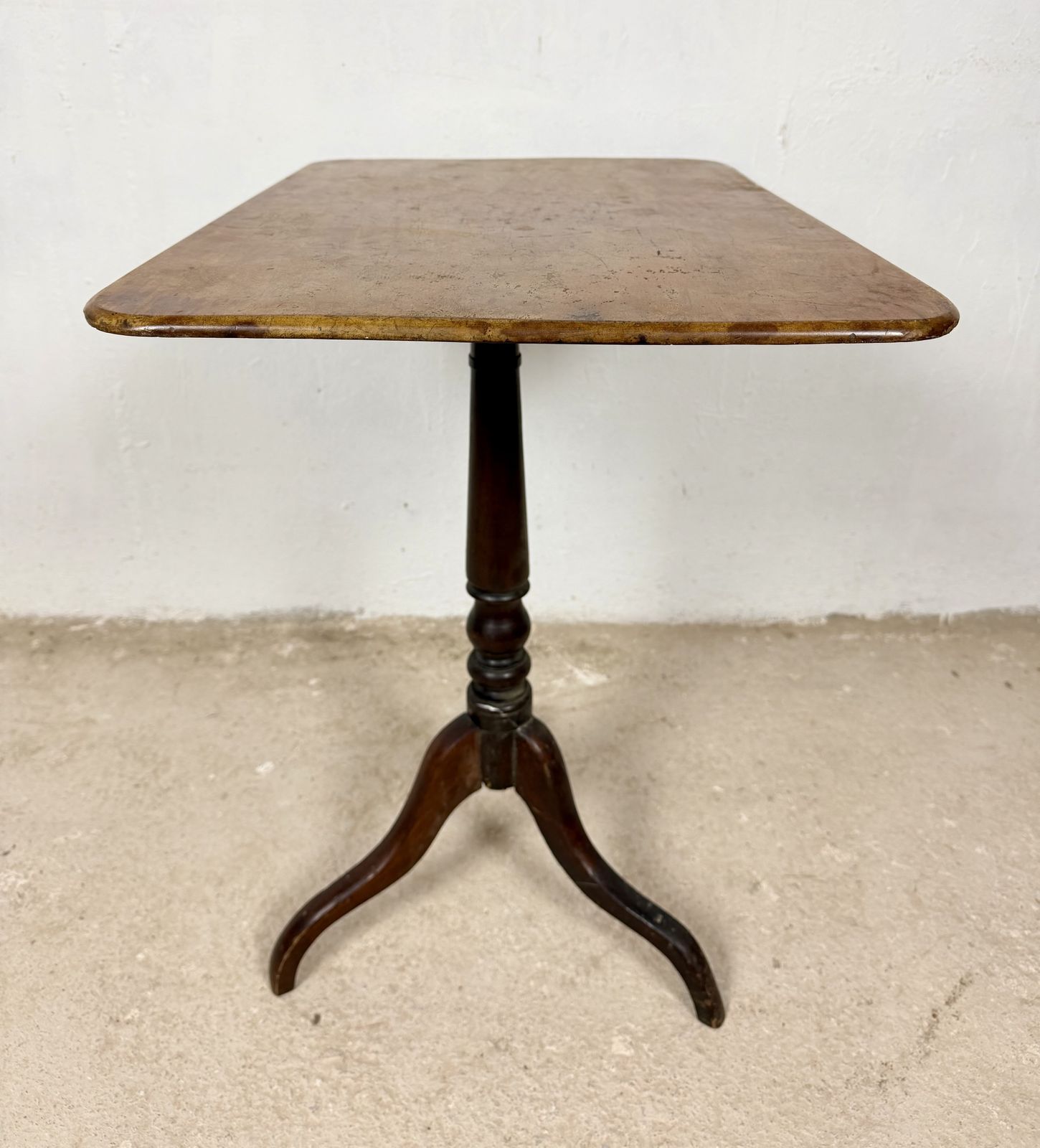 Spaanse bijzettafel met rechthoekig blad op driepootonderstel, midden 20e eeuw photo vintage