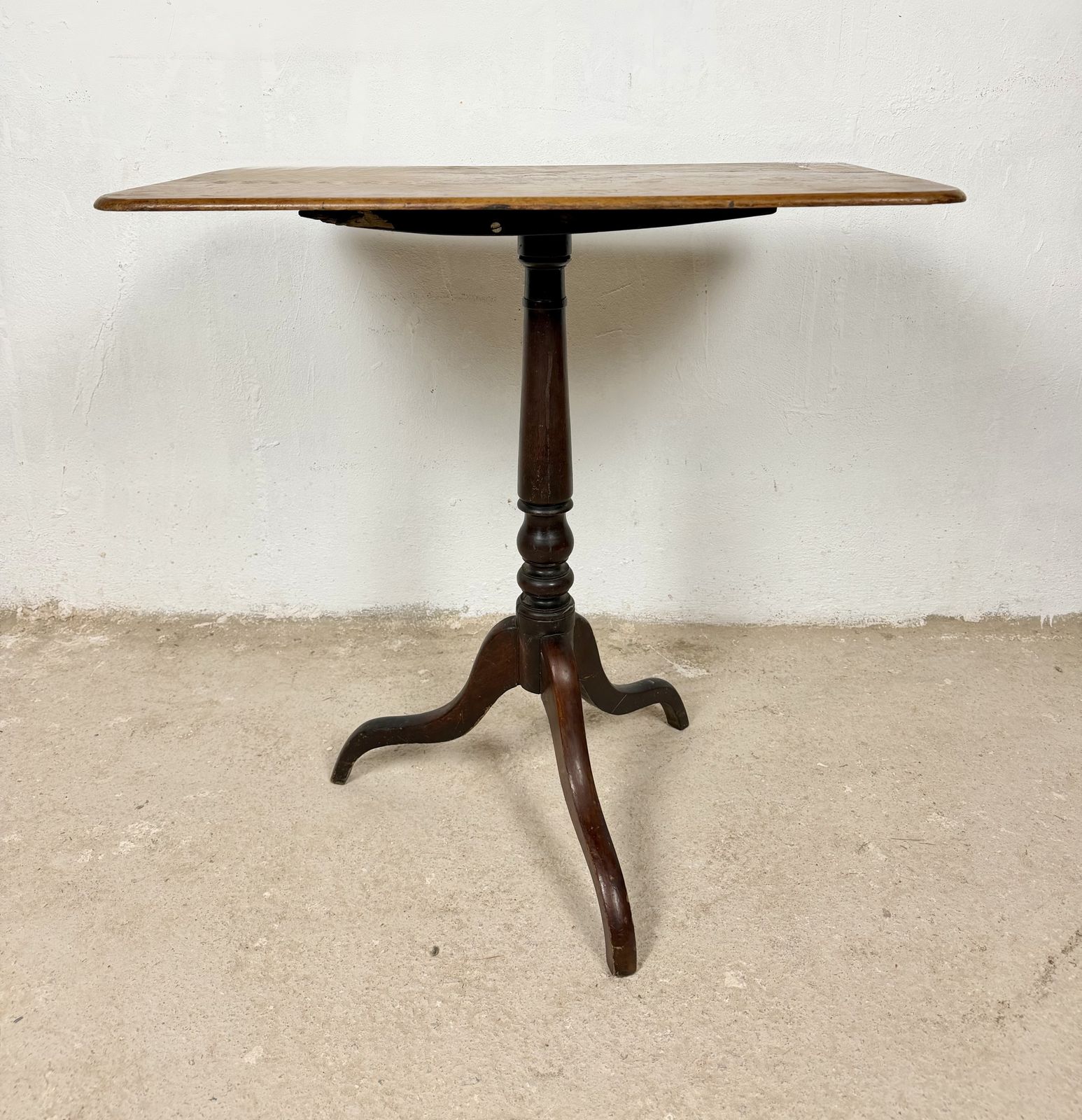 Meubels Spaanse bijzettafel met rechthoekig blad op driepootonderstel, midden 20e eeuw photo