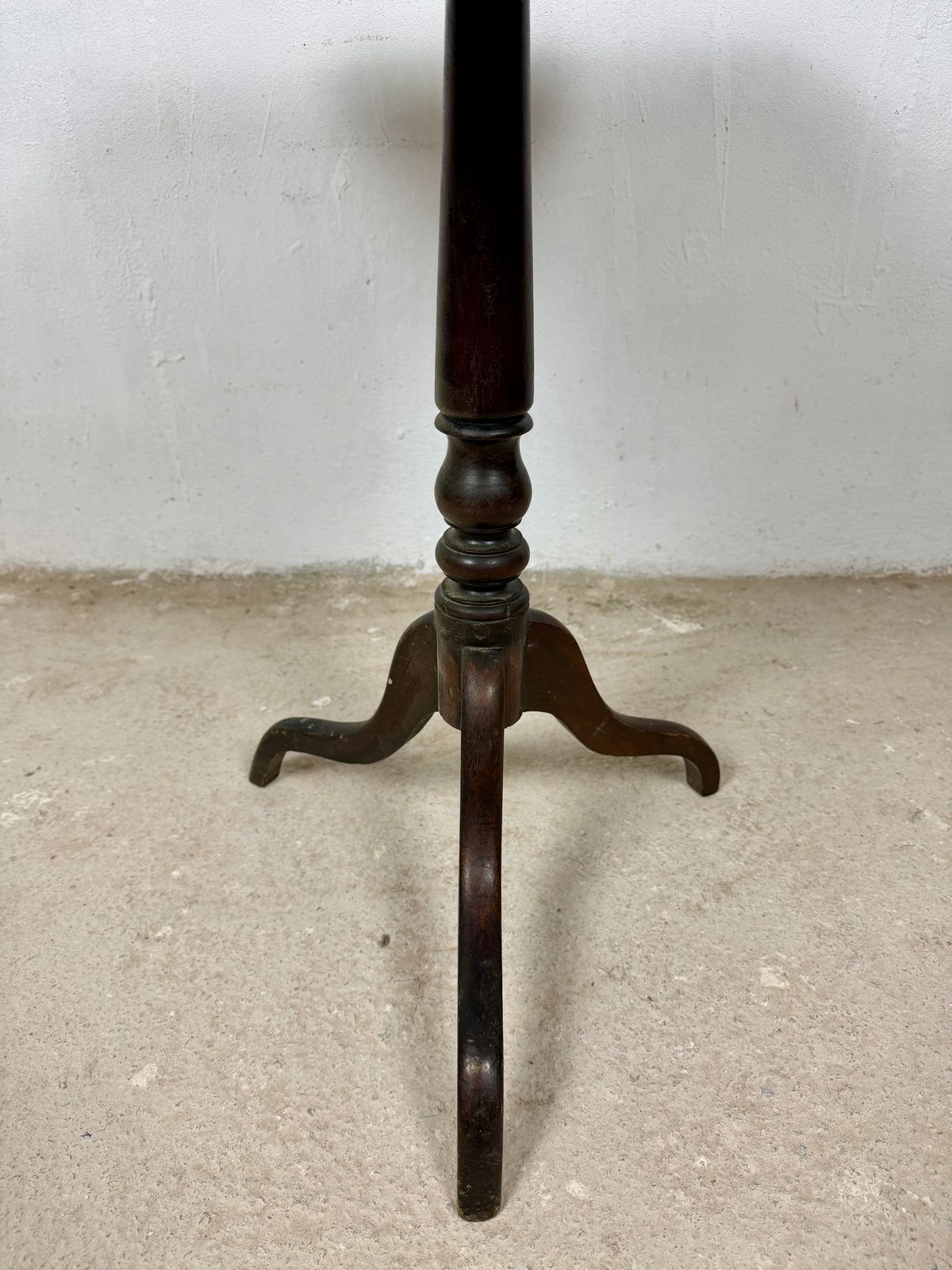 photo buy Spaanse bijzettafel met rechthoekig blad op driepootonderstel, midden 20e eeuw